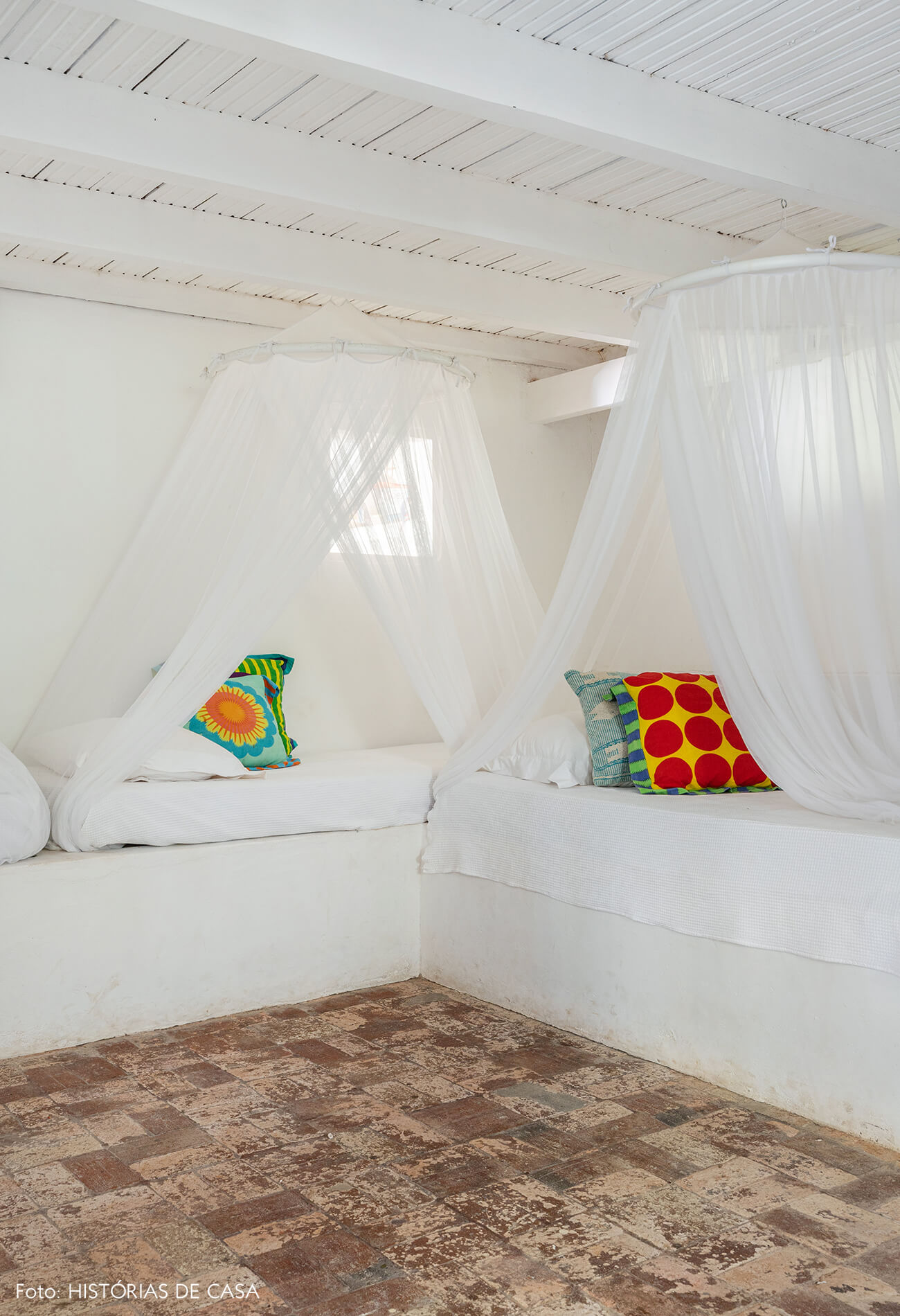 flavia-decoração-trancoso-quarto-com-tendas-brancas