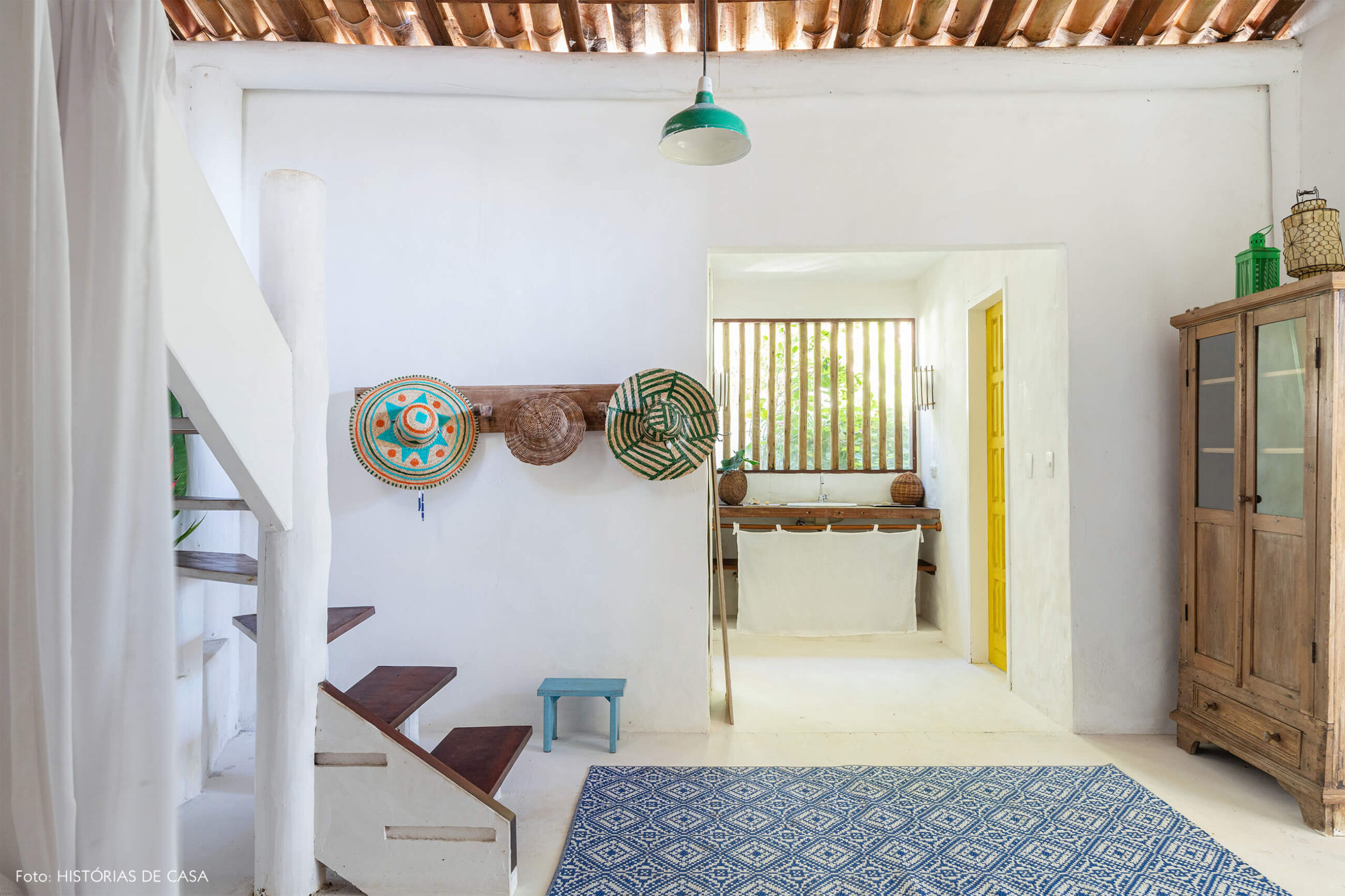 flavia-decoração-trancoso-corredor-branco-com-cabideiro-e-armario-de-madeir