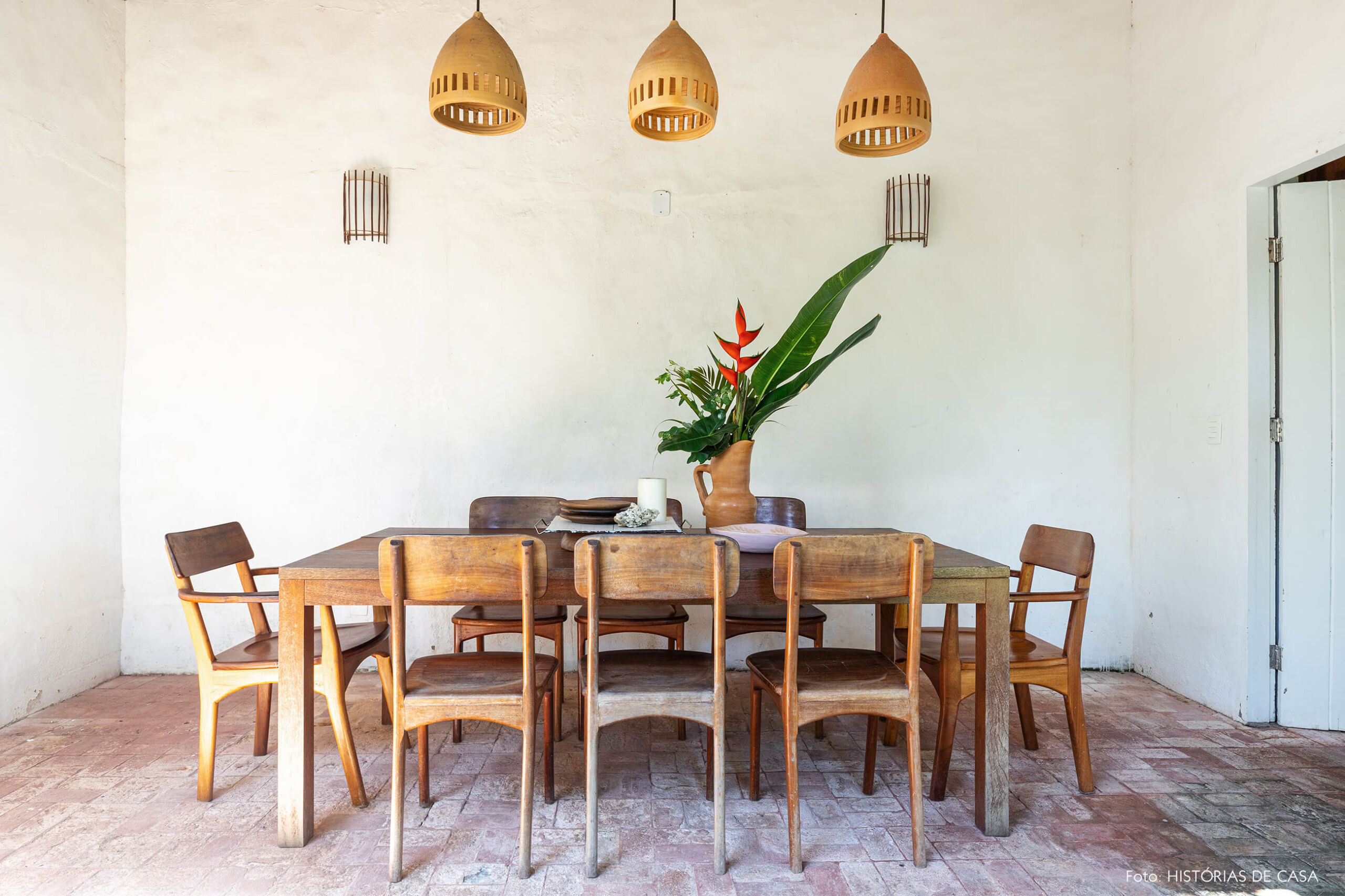 flavia-decoração-trancoso-sala-jantar-com-moveis-de-madeira