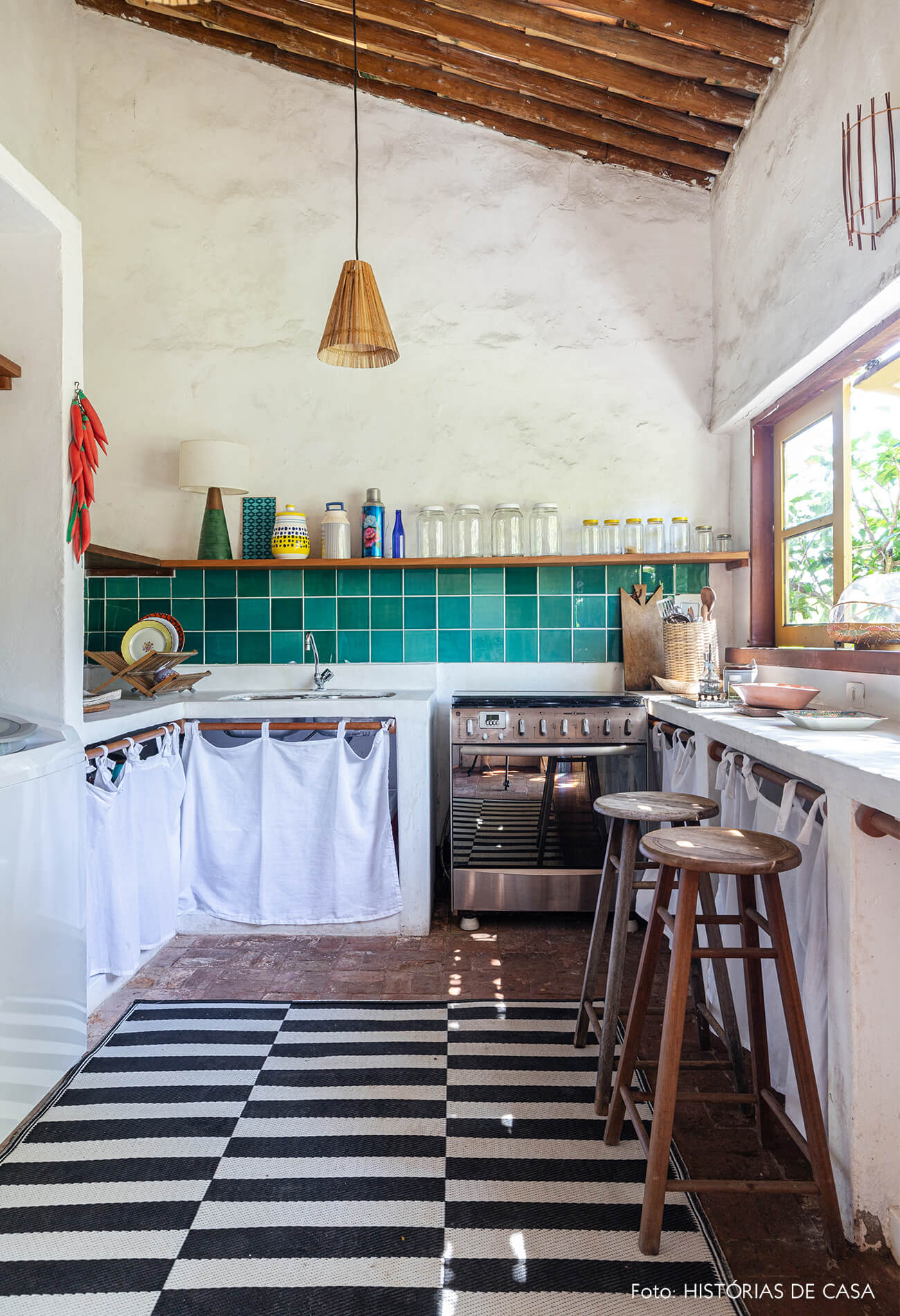 flavia-decoração-trancoso-cozinha-com-tapete-listrado-e-azulejo-verde