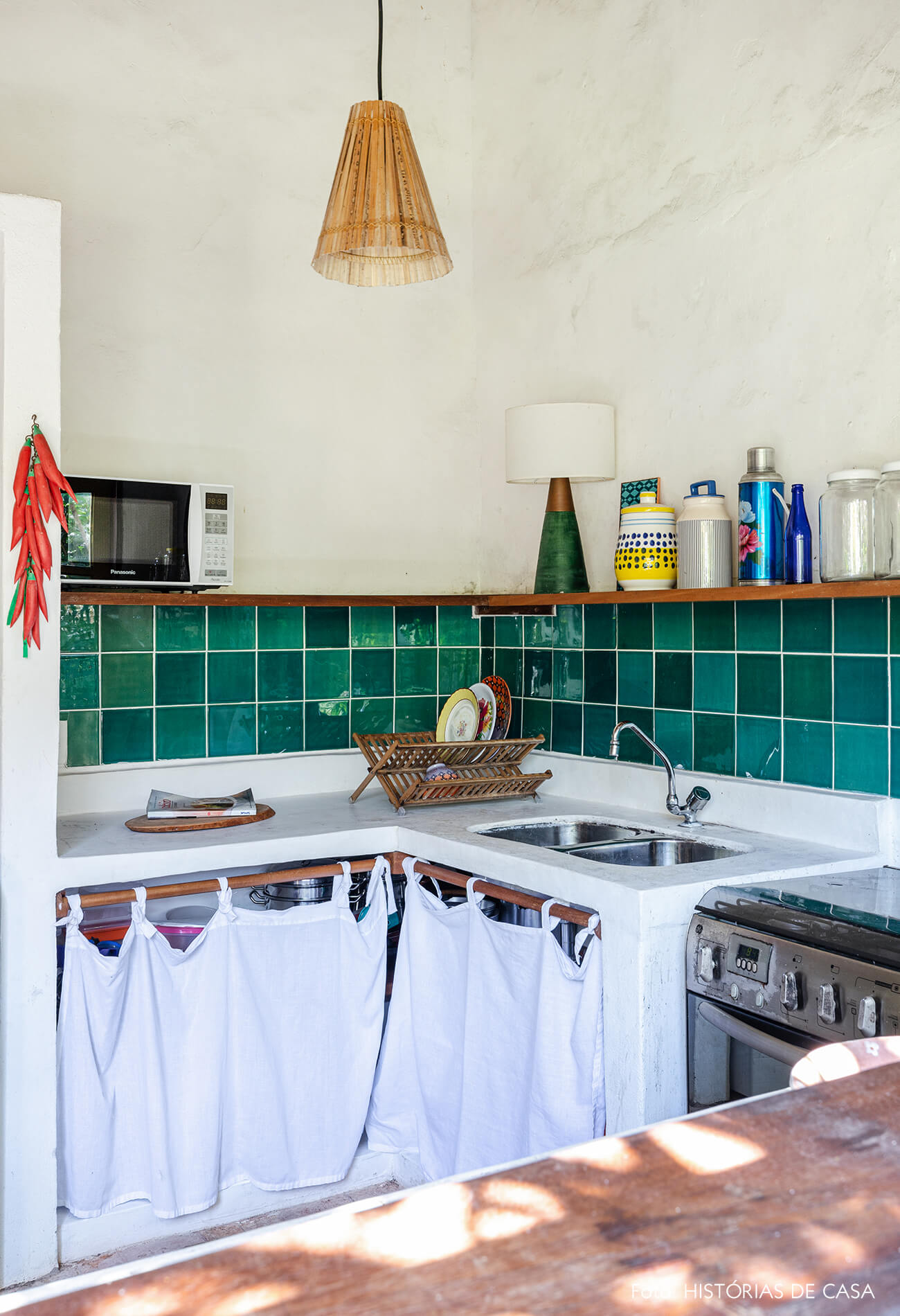 flavia-decoração-trancoso-cozinha-com-azulejos-verdes