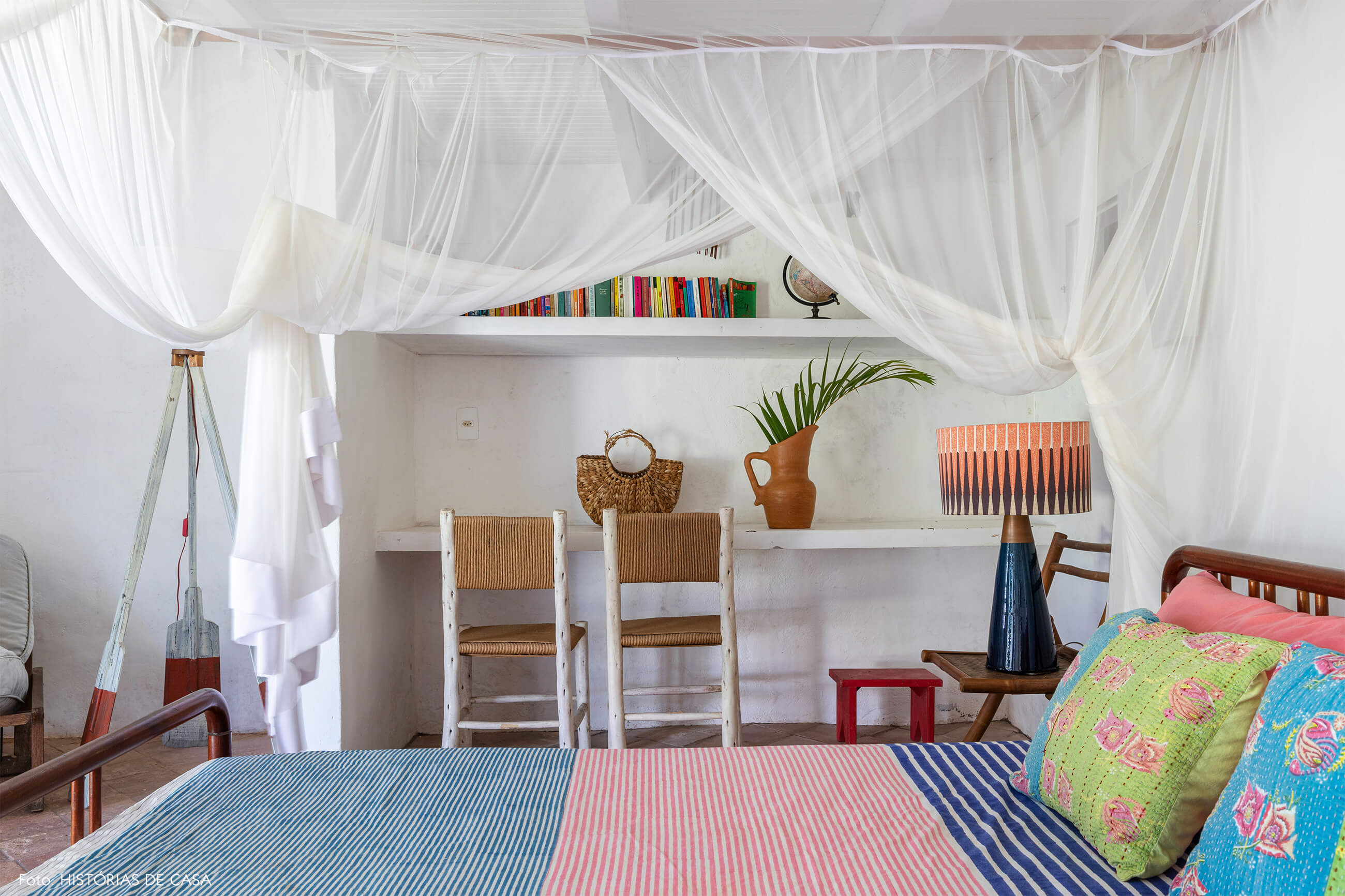 flavia-decoração-trancoso-quarto-com-cama-colorida-e-itens-de-madeira
