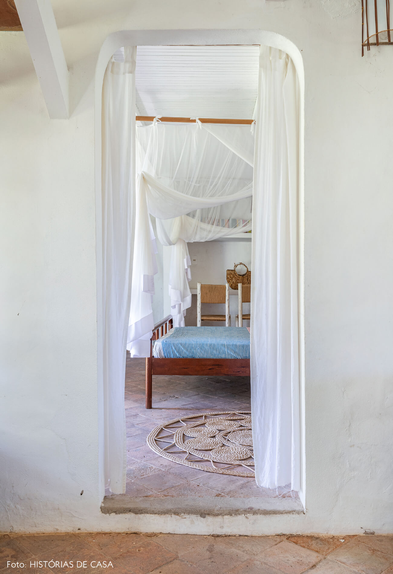 flavia-decoração-trancoso-quarto-com-cama-madeira-e-tenda-branca