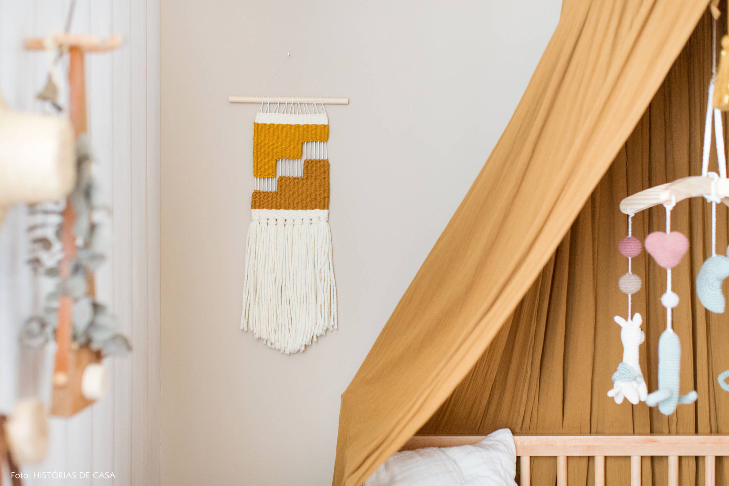 ju-cosi-home-decoração-quarto-criança-com-tenda-em-berço-e-tapeçaria