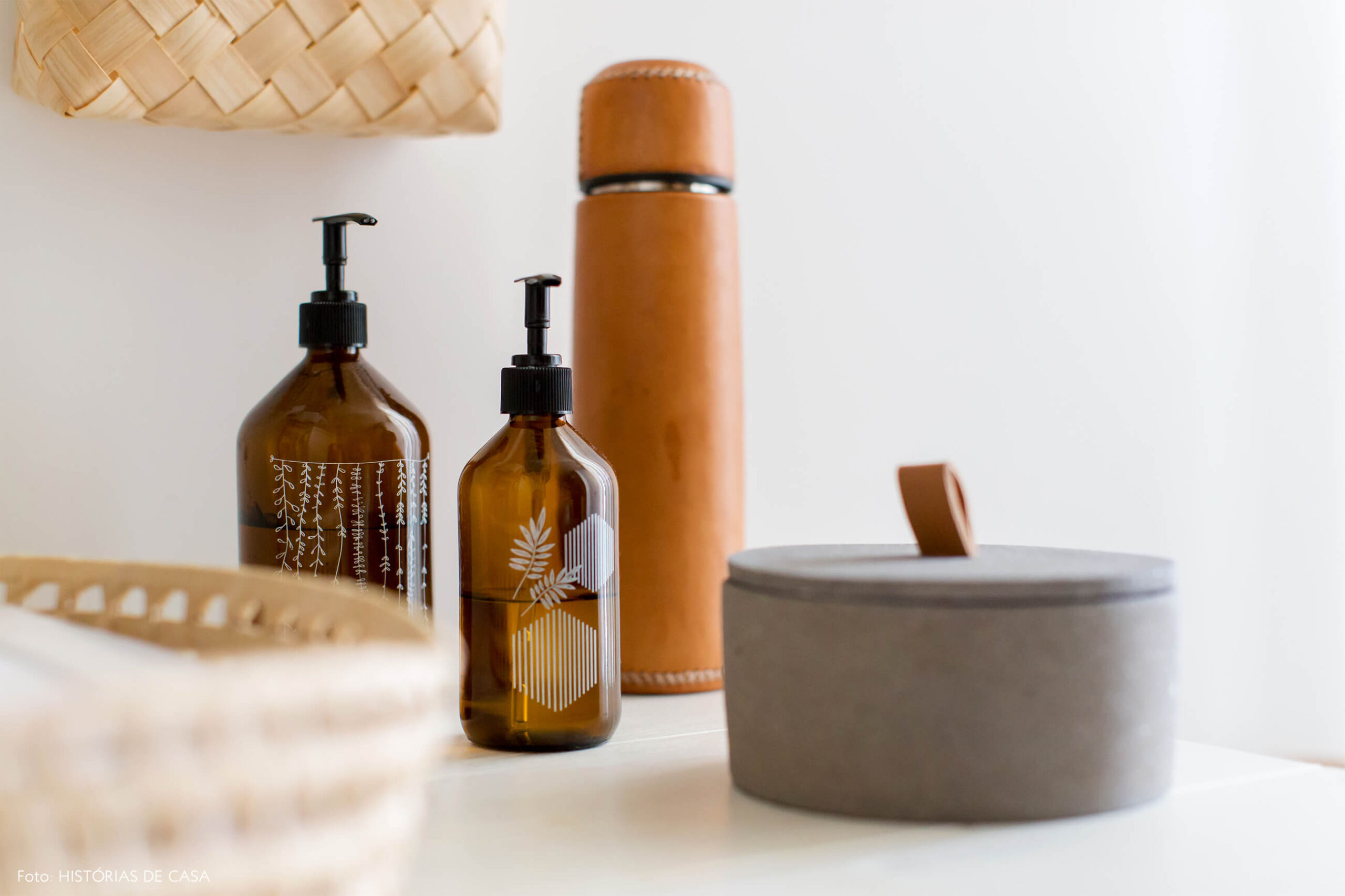 ju-cosi-home-decoração-detalhe-garrafas-de-vidro