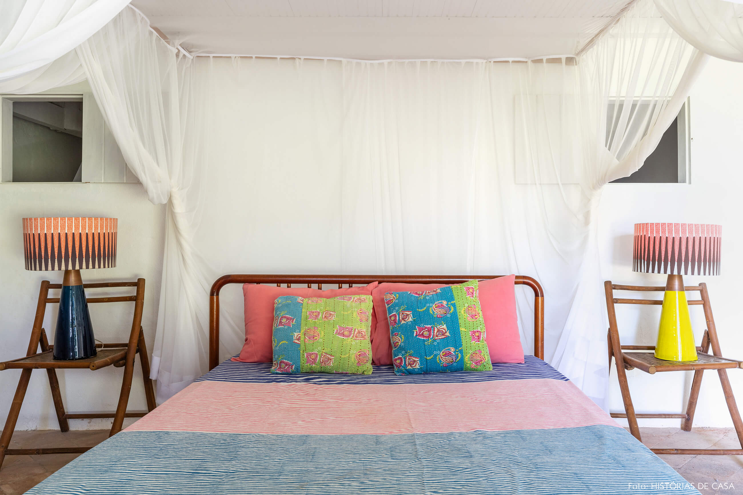 flavia-decoração-trancoso-quarto-com-cama-e-abajur-colorido