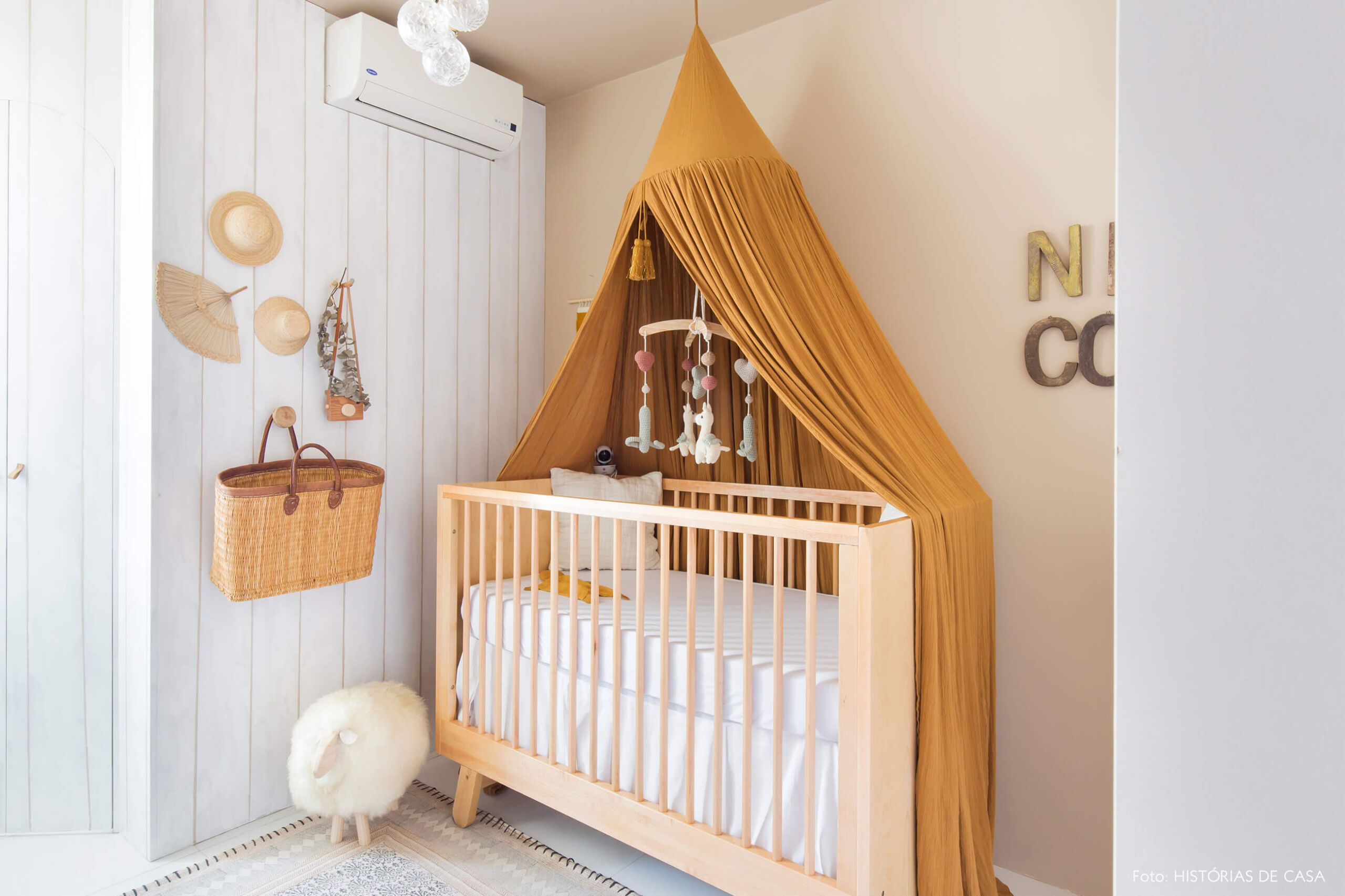 ju-cosi-home-decoração-quarto-bebe-tenda-em-berço-e-itens-de-madeira-e-palha