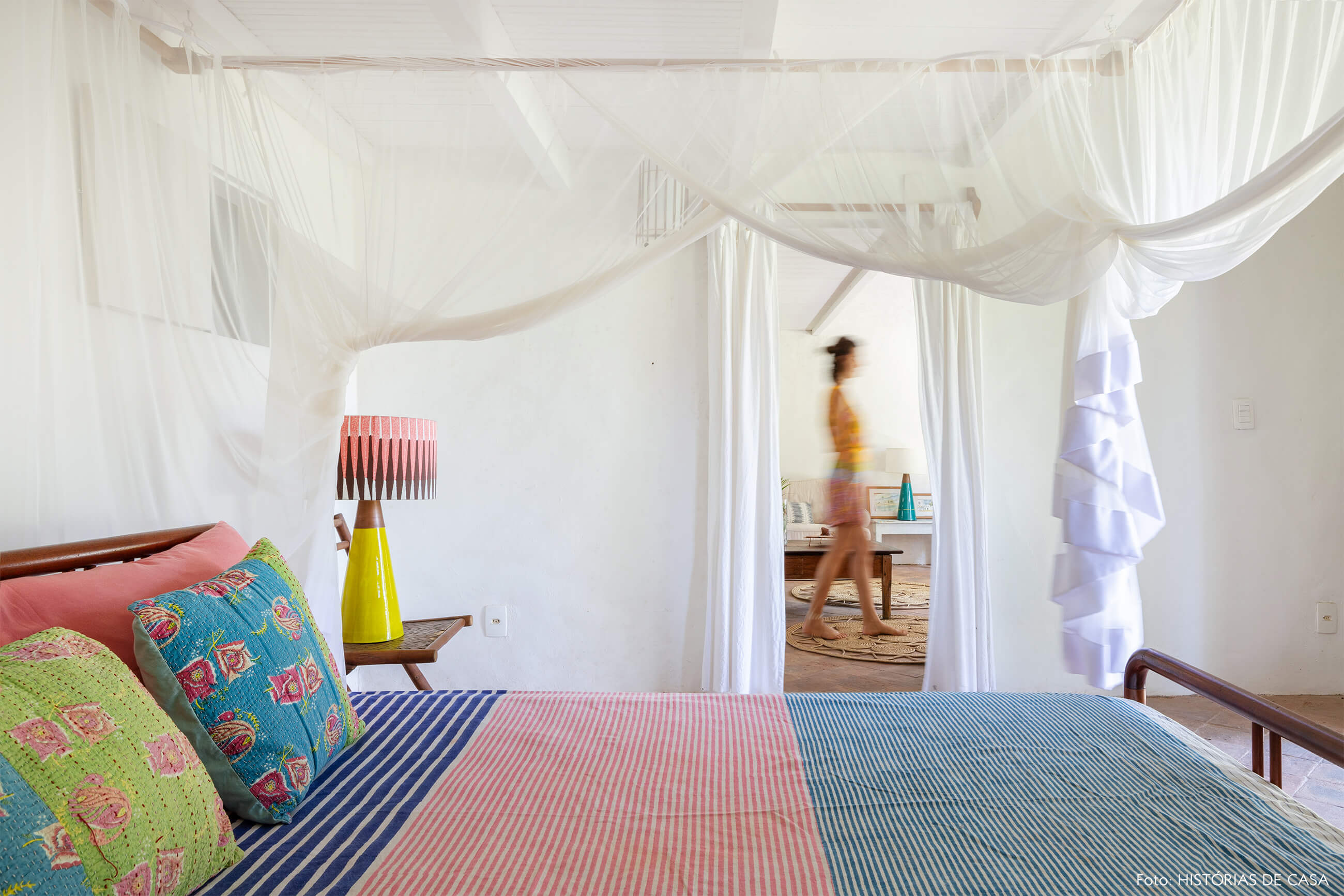 flavia-decoração-trancoso-quarto-com-cama-colorida-e-tenda-branc