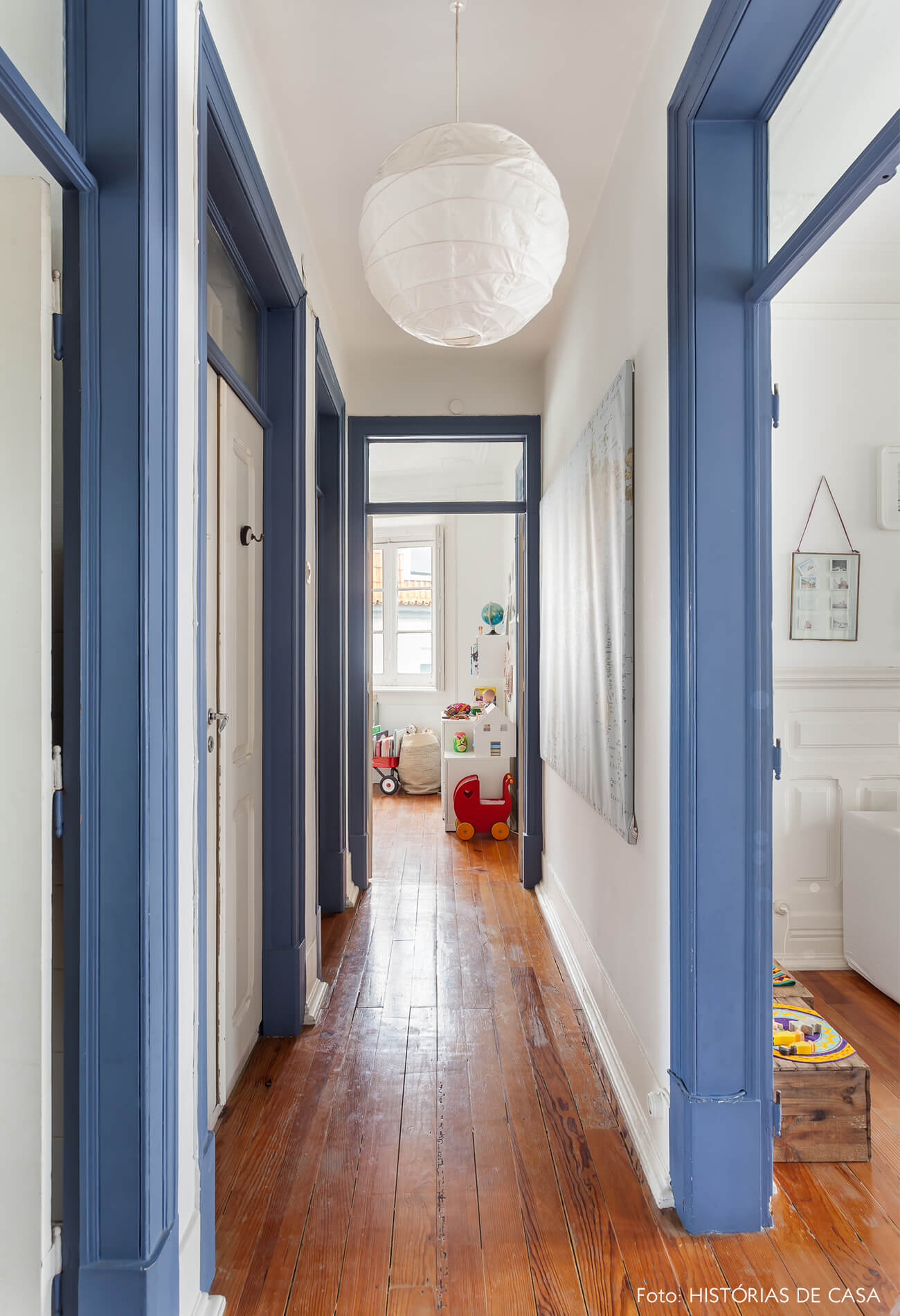 mariana-portugal-decoração-corredor-com-portas-azuis