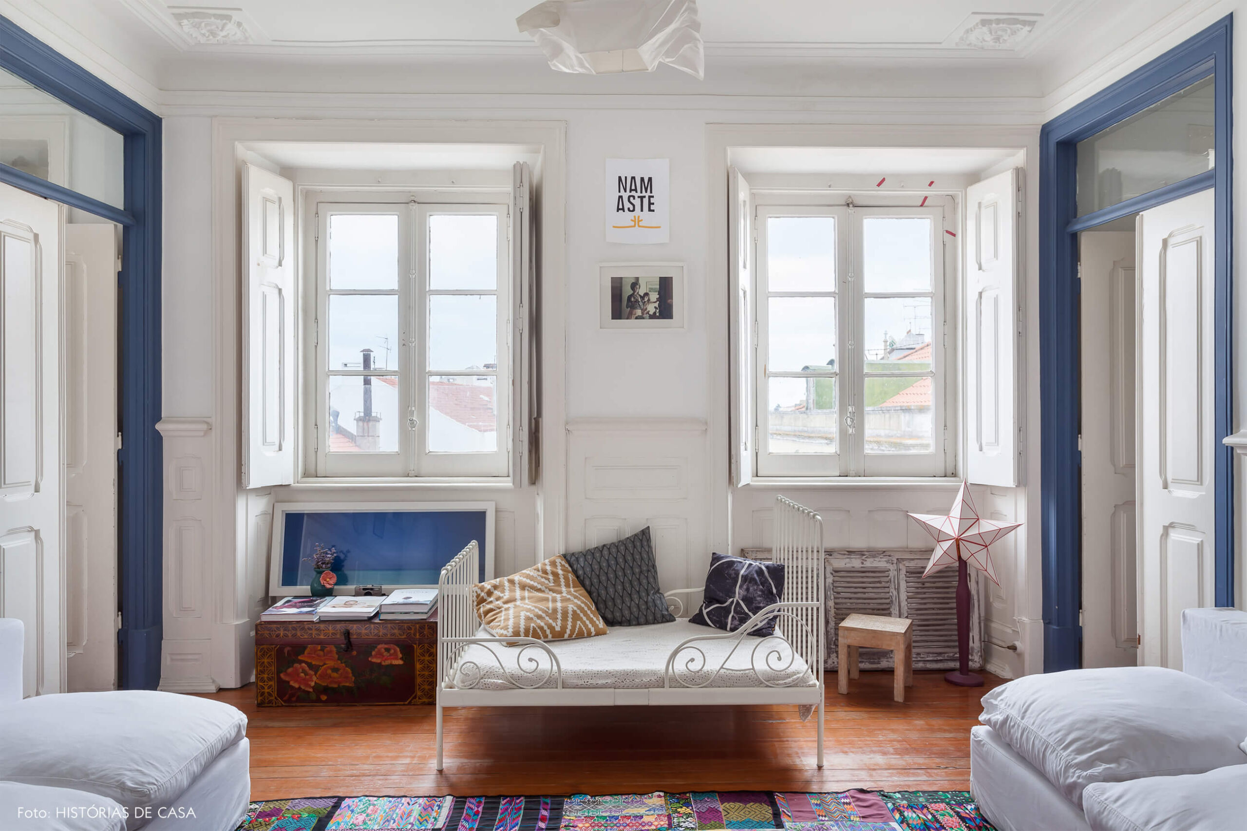mariana-portugal-decoração-sala-branca-com-detalhes-azul-e-moveis-de-madeira