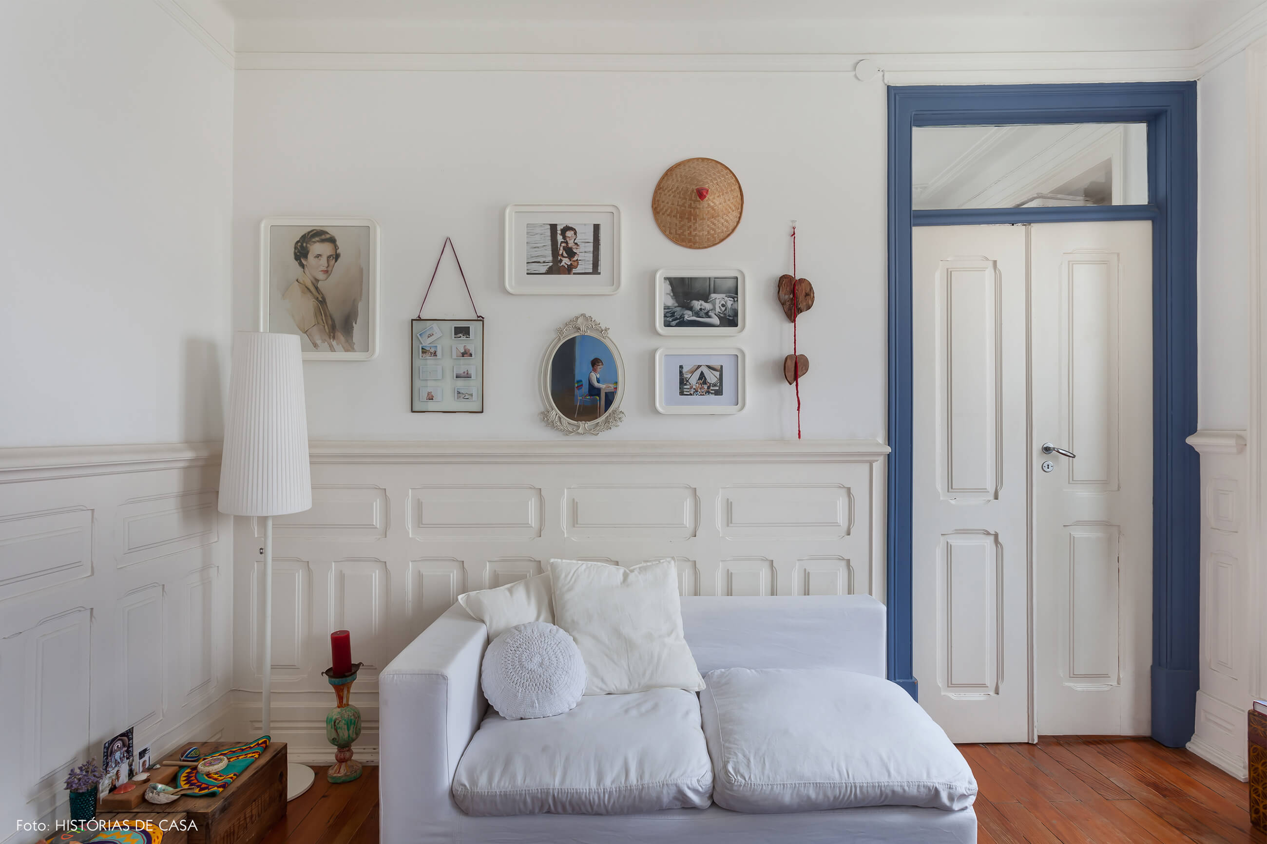 mariana-portugal-decoração-sala-branca-com-detalhes-azul-e-fotos