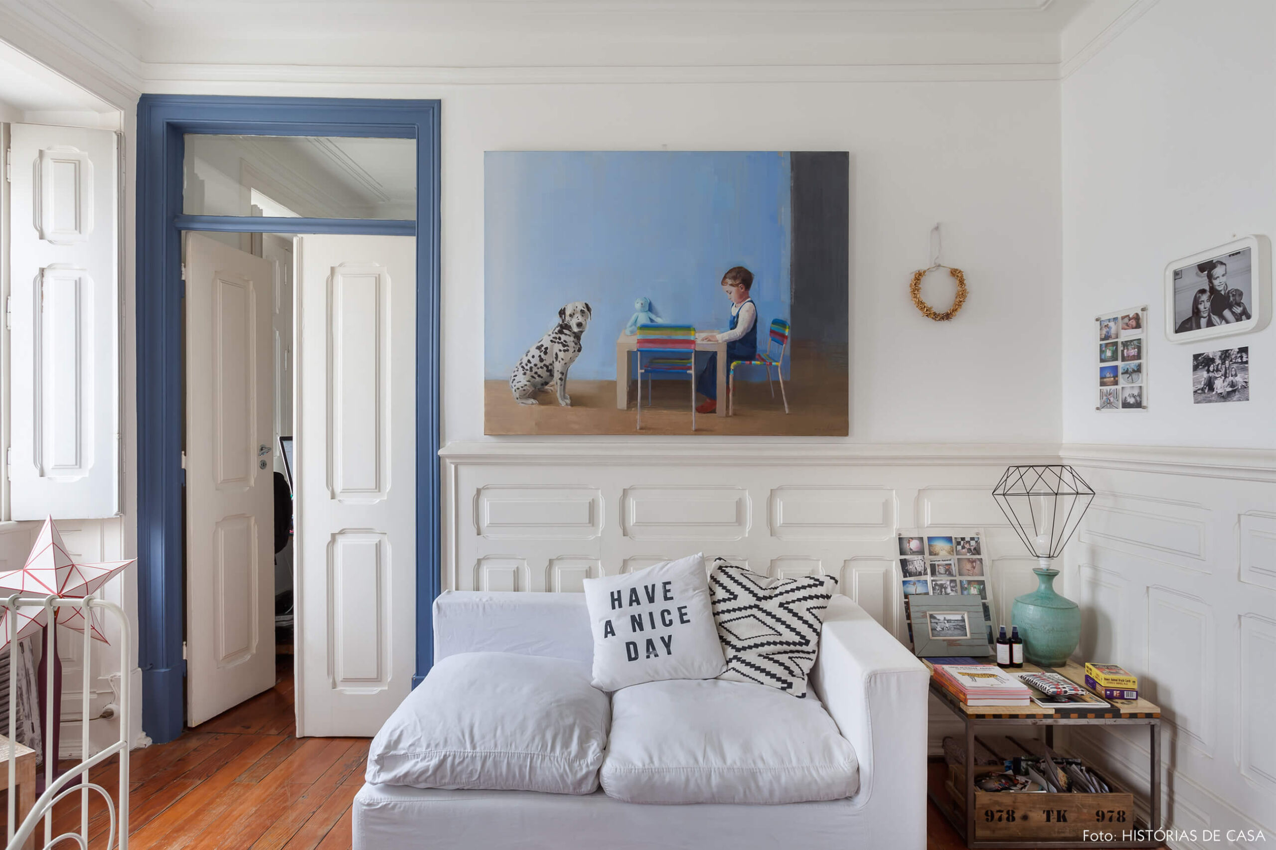 mariana-portugal-decoração-sala-branca-e-azul-com-quadro-pintura