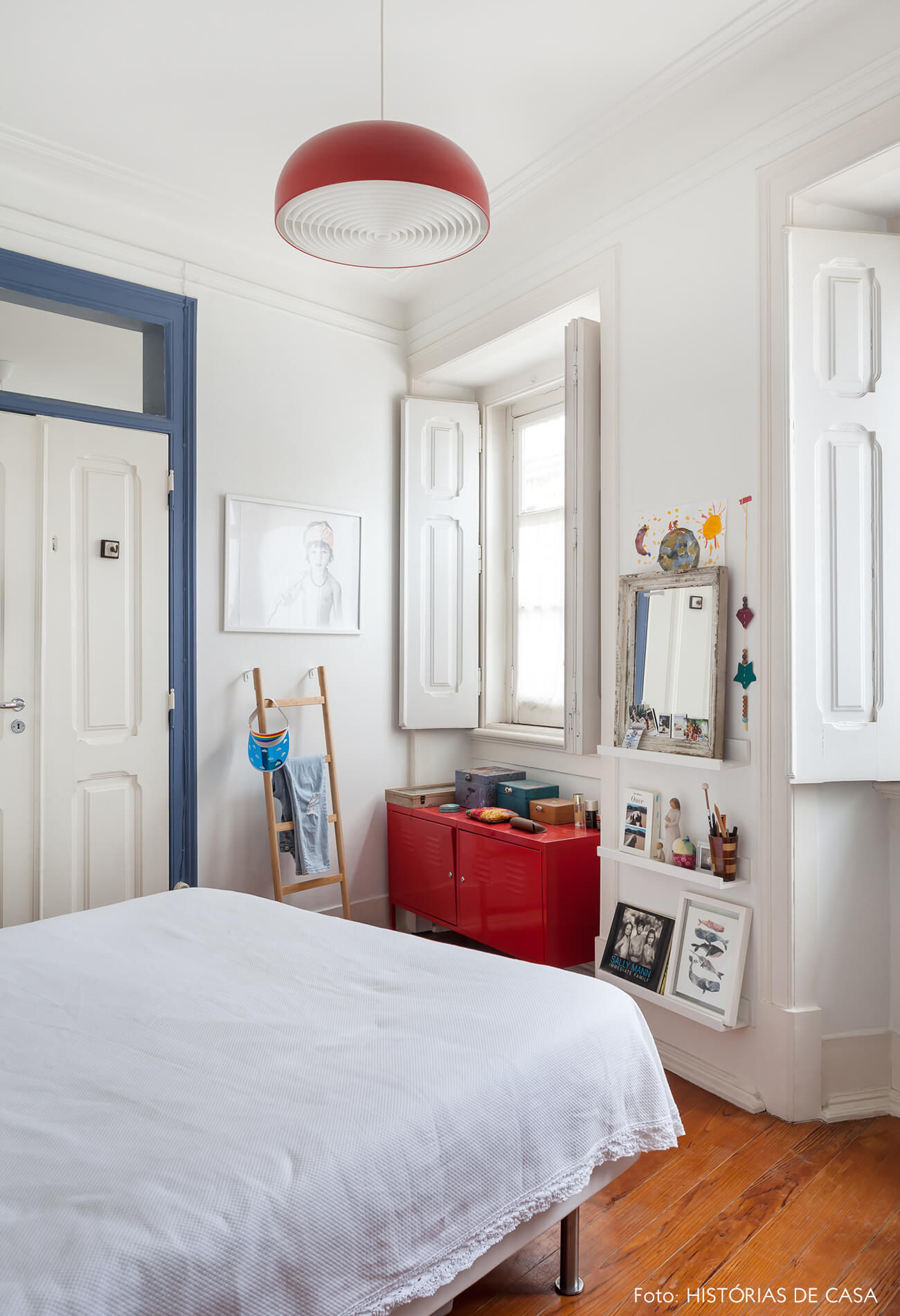 mariana-portugal-decoração-quarto-branco-com-detalhe-porta-azul-e-movel-vermelho