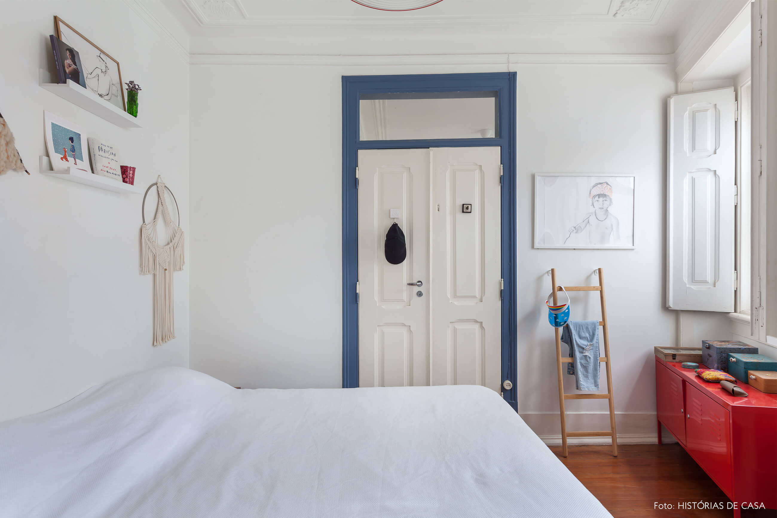 mariana-portugal-decoração-quarto-branco-com-estante-vermelha-e-detalhe-azul