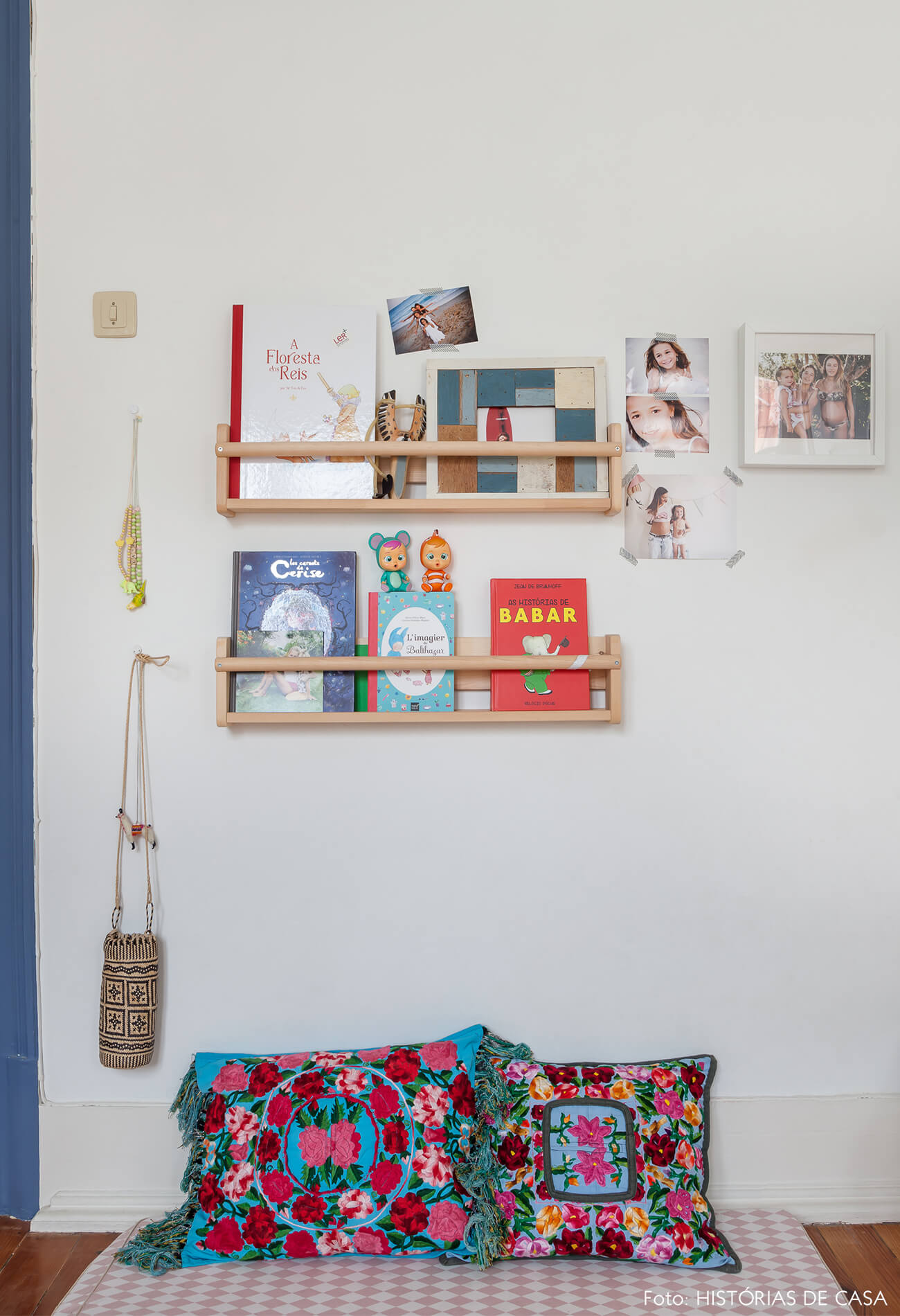 mariana-portugal-decoração-quarto-criança-com-almofadas-coloridas-e-prateleira-de-madeira