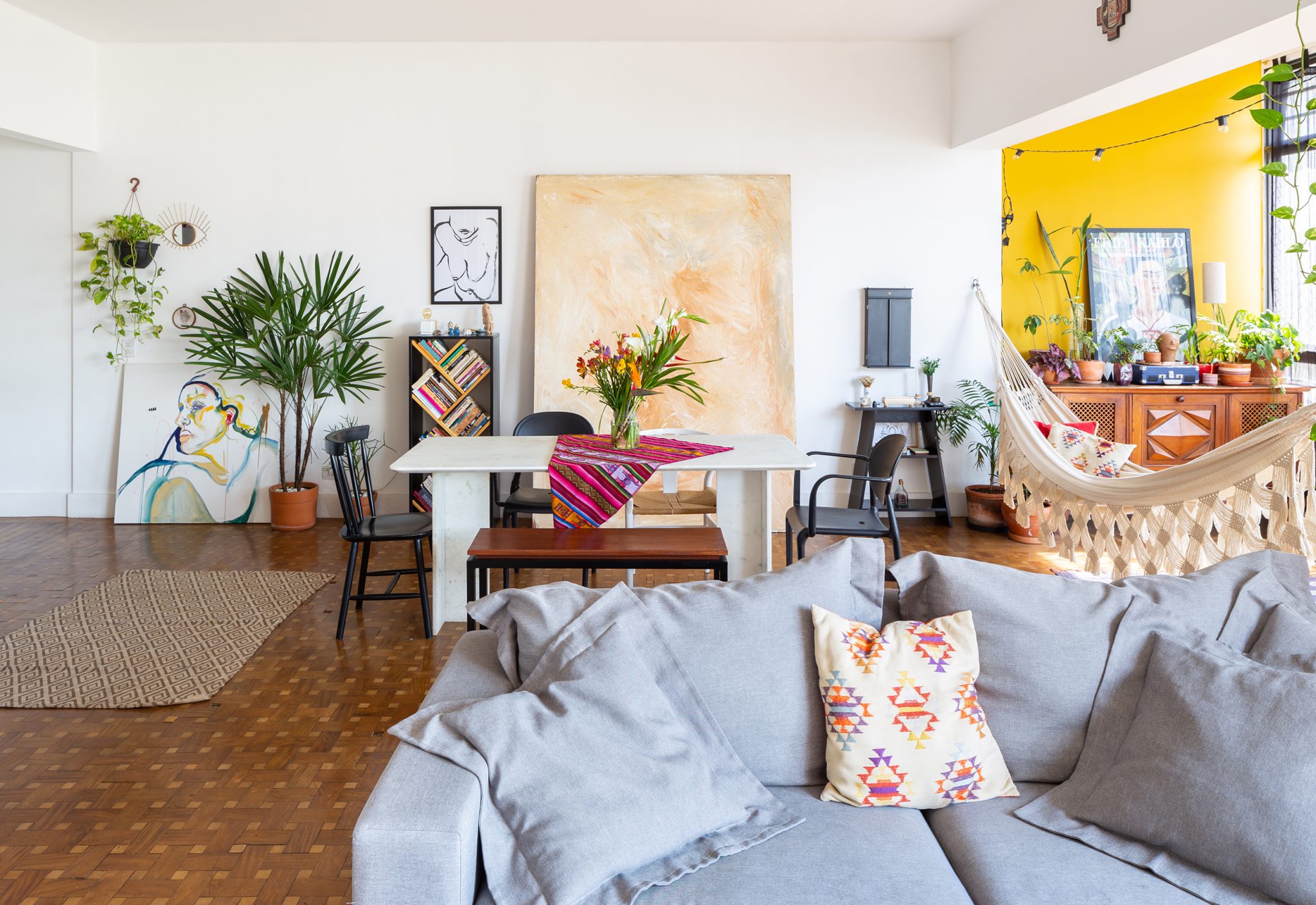 decoração-sah-e-ara-sala-com-piso-madeira-parede-amarela-e-plantas