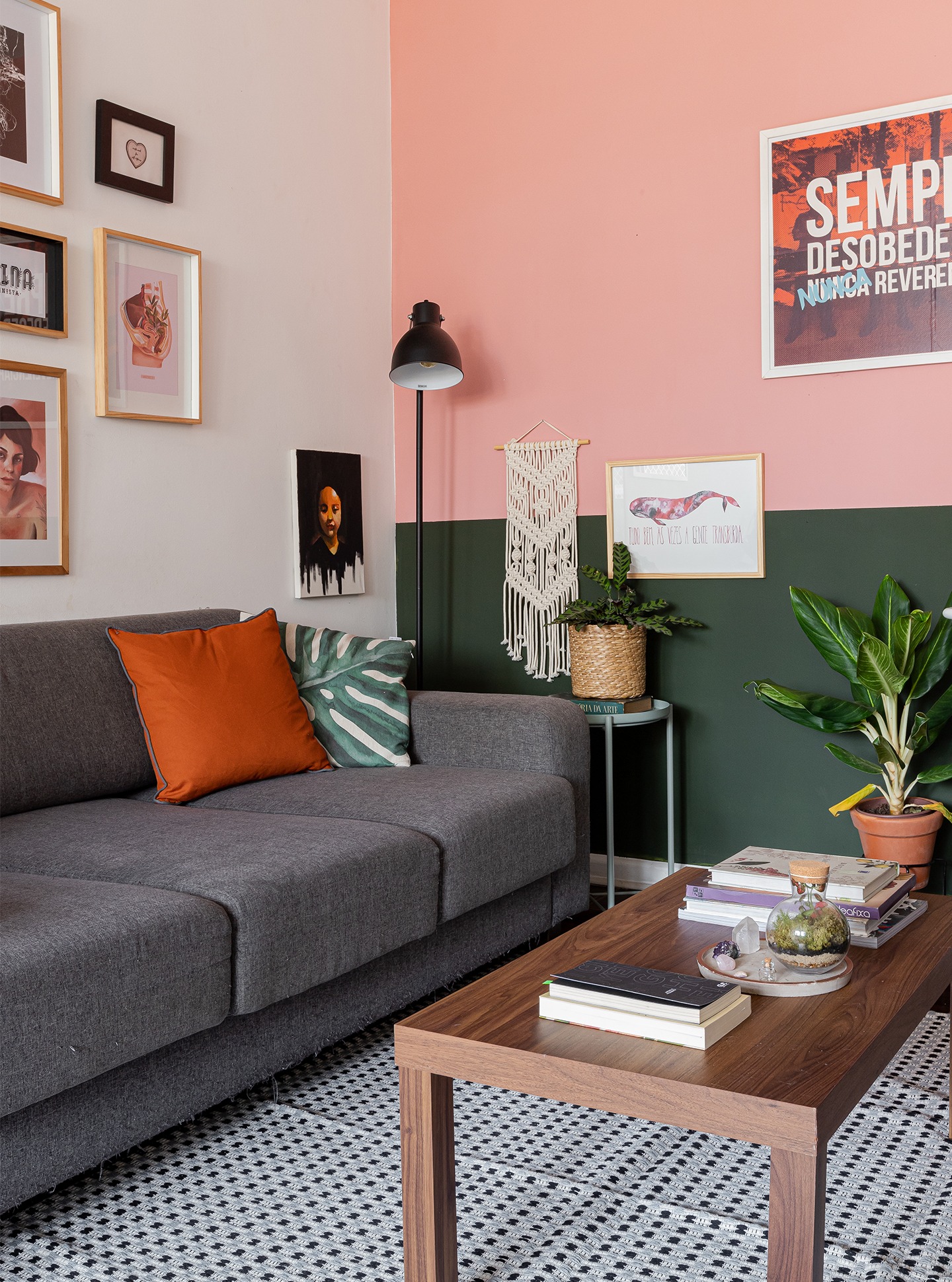 decoração-sala-parede-verde-e-rosa-com-quadros-e-plantas