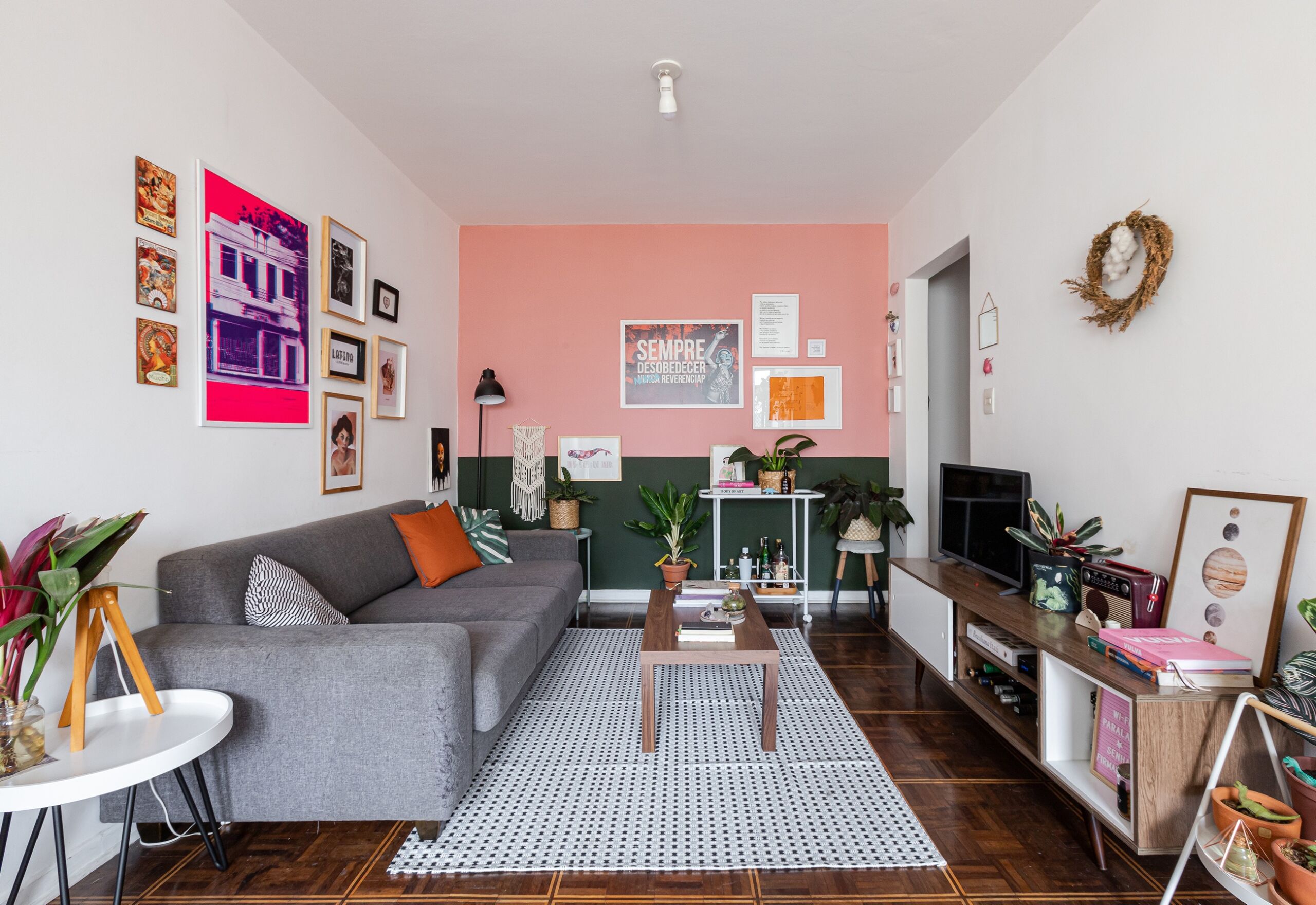 sala-decoração-sala-com-parede-verde-e-rosa