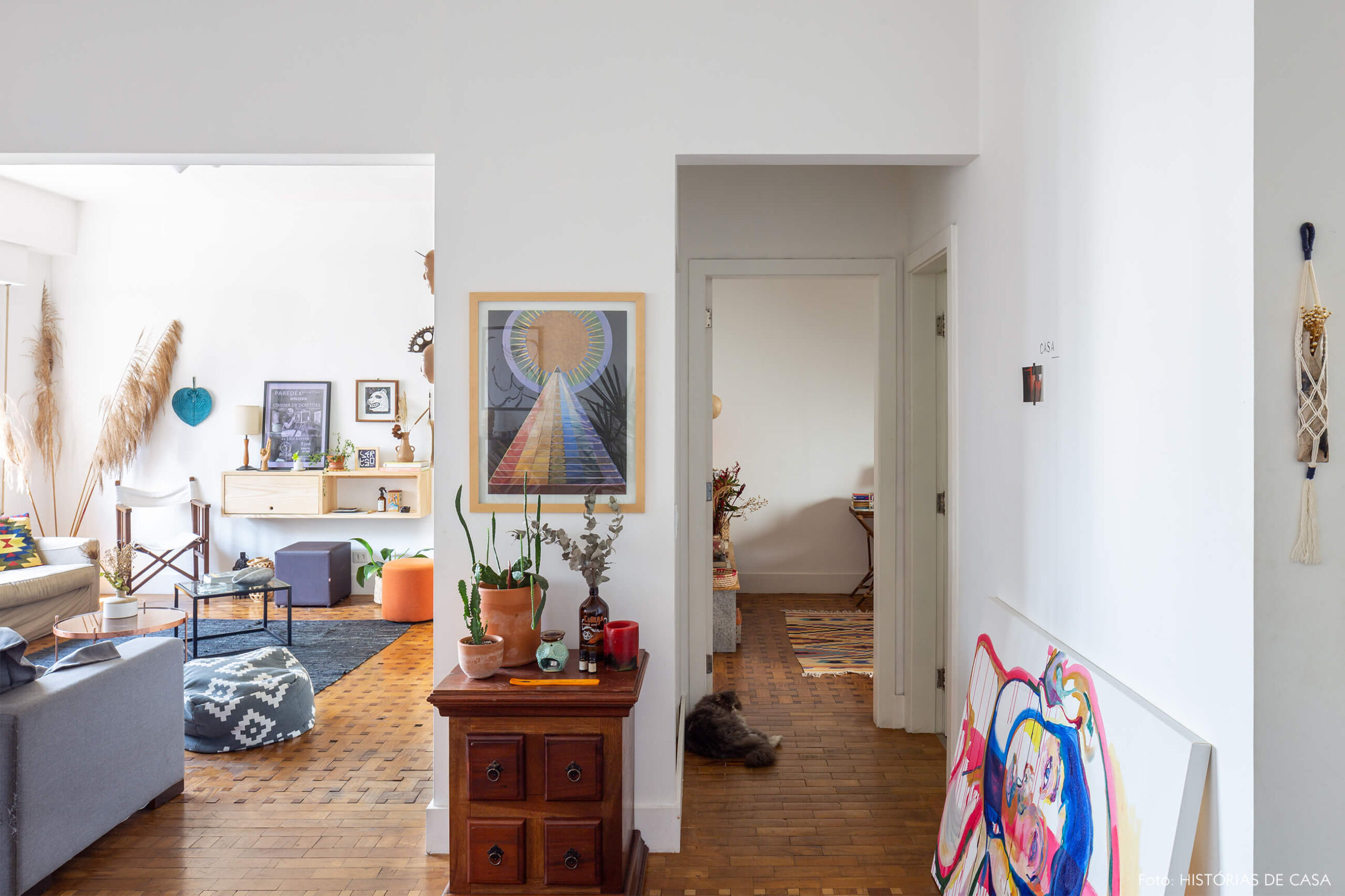 sala-com-piso-de-taco-de-madeira-pinturas-e-plantas