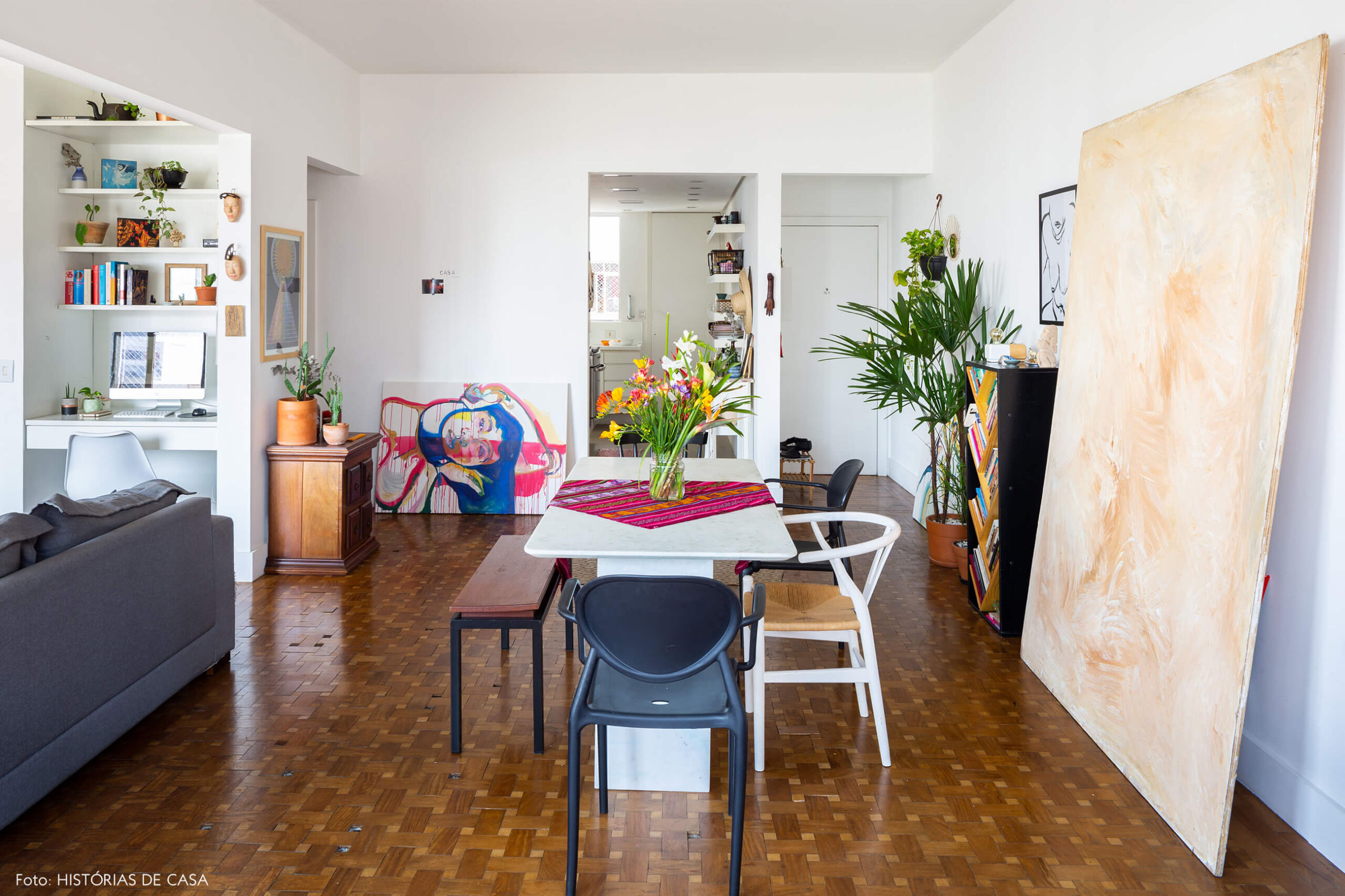 sala-jantar-com-mesa-branca-pinturas-e-plantas