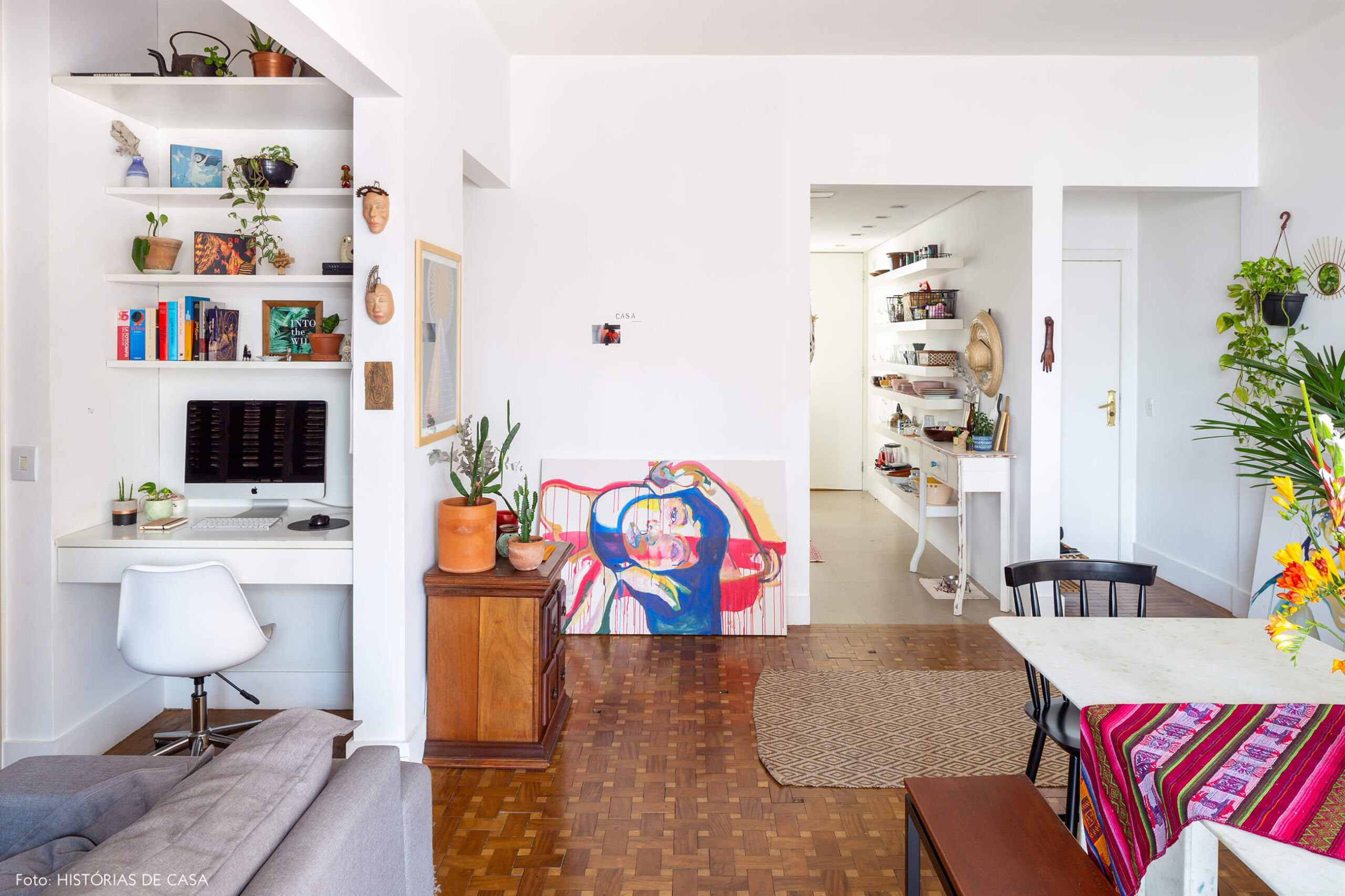 sala-e-home-office-com-piso-e-armario-de-madeira-e-pinturas