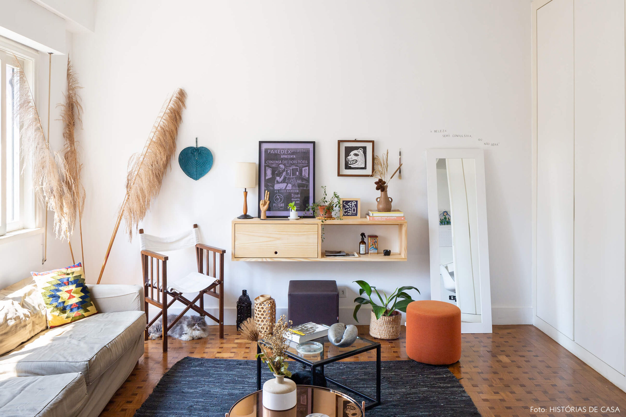 decoração-sah-e-ara-9967-sala-com-piso-e-estante-de-madeira