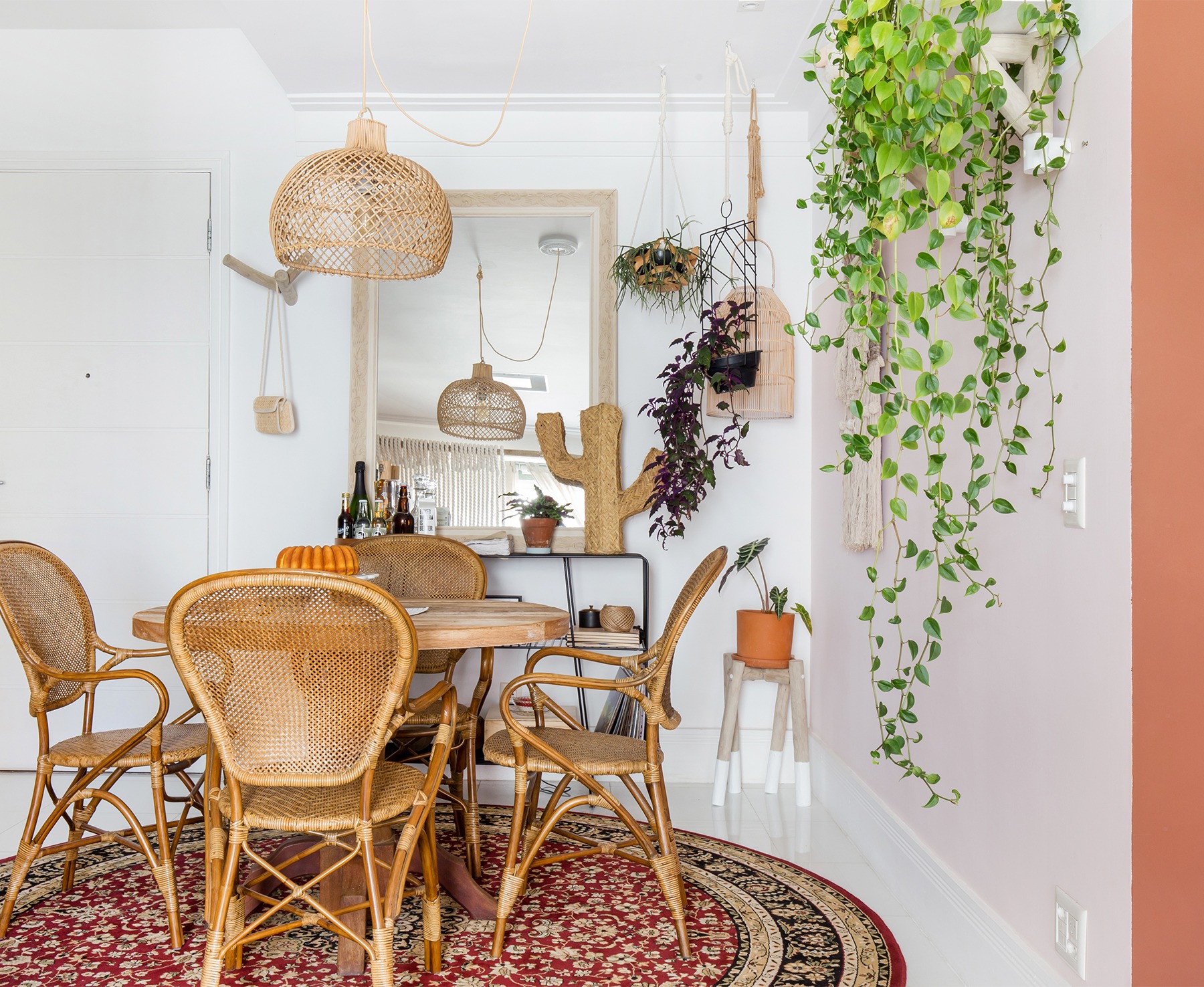 ju-cosi-home-sala-jantar-com-cadeiras-palha-e-planta