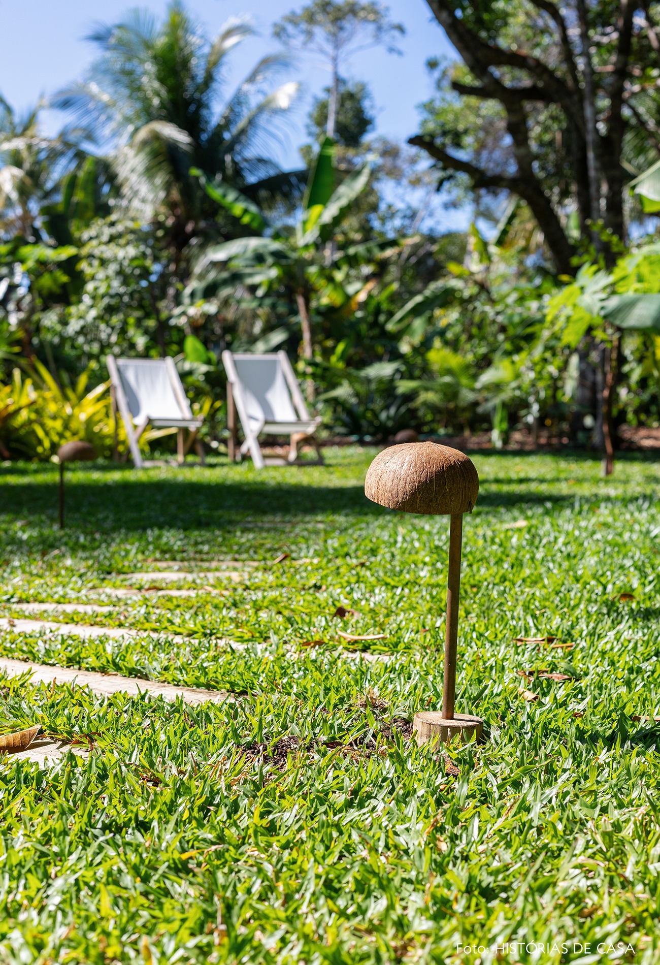 decoracao-hotel-villase7e-15-jardim-cadeira-branca-luminaria-coco