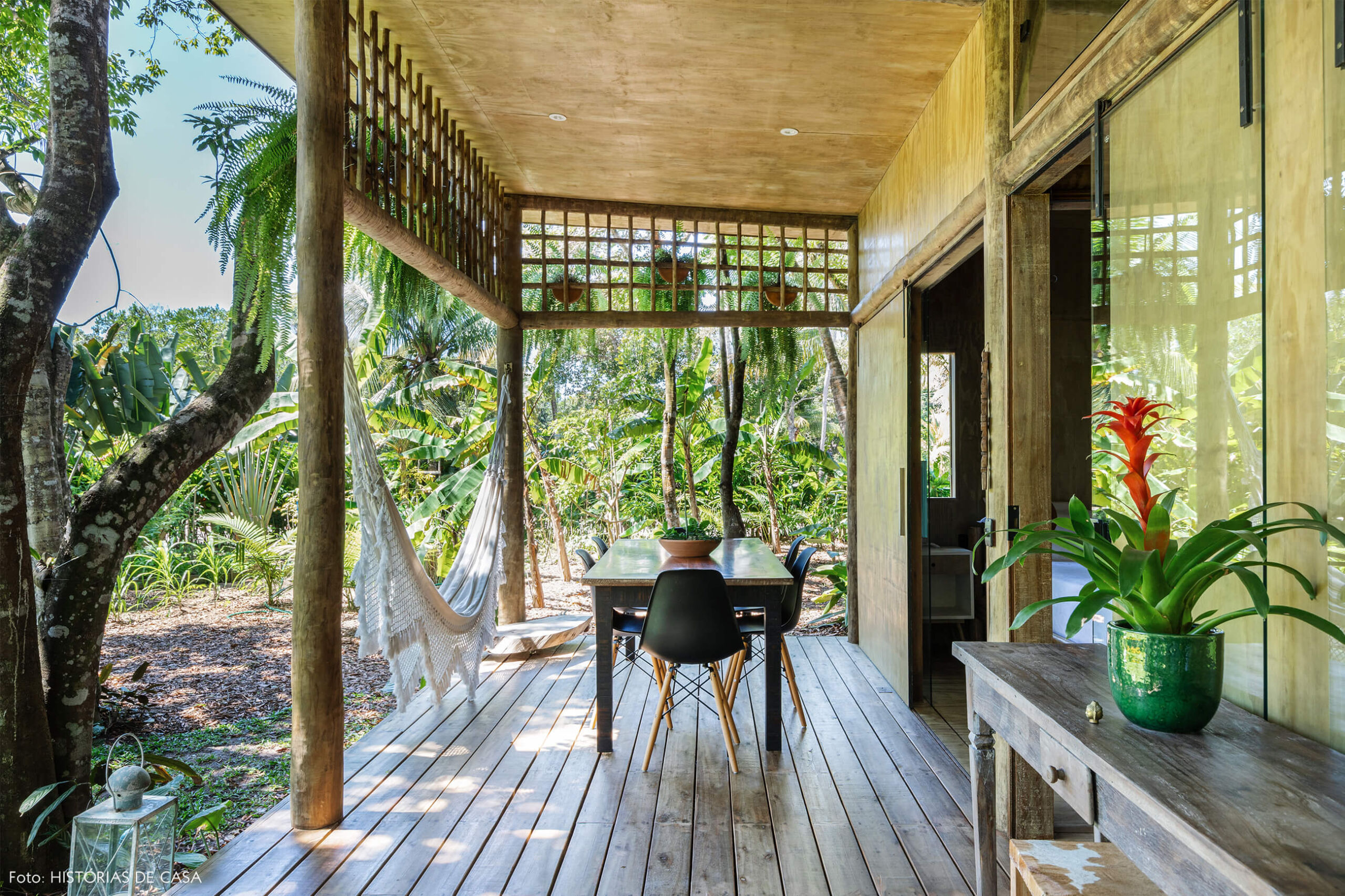 trancoso-decoracao-hotel-villase7e-20-rede-branca-cadeira-eames-preta-mesa-madeira-luminaria-chao-branca-vaso-verde