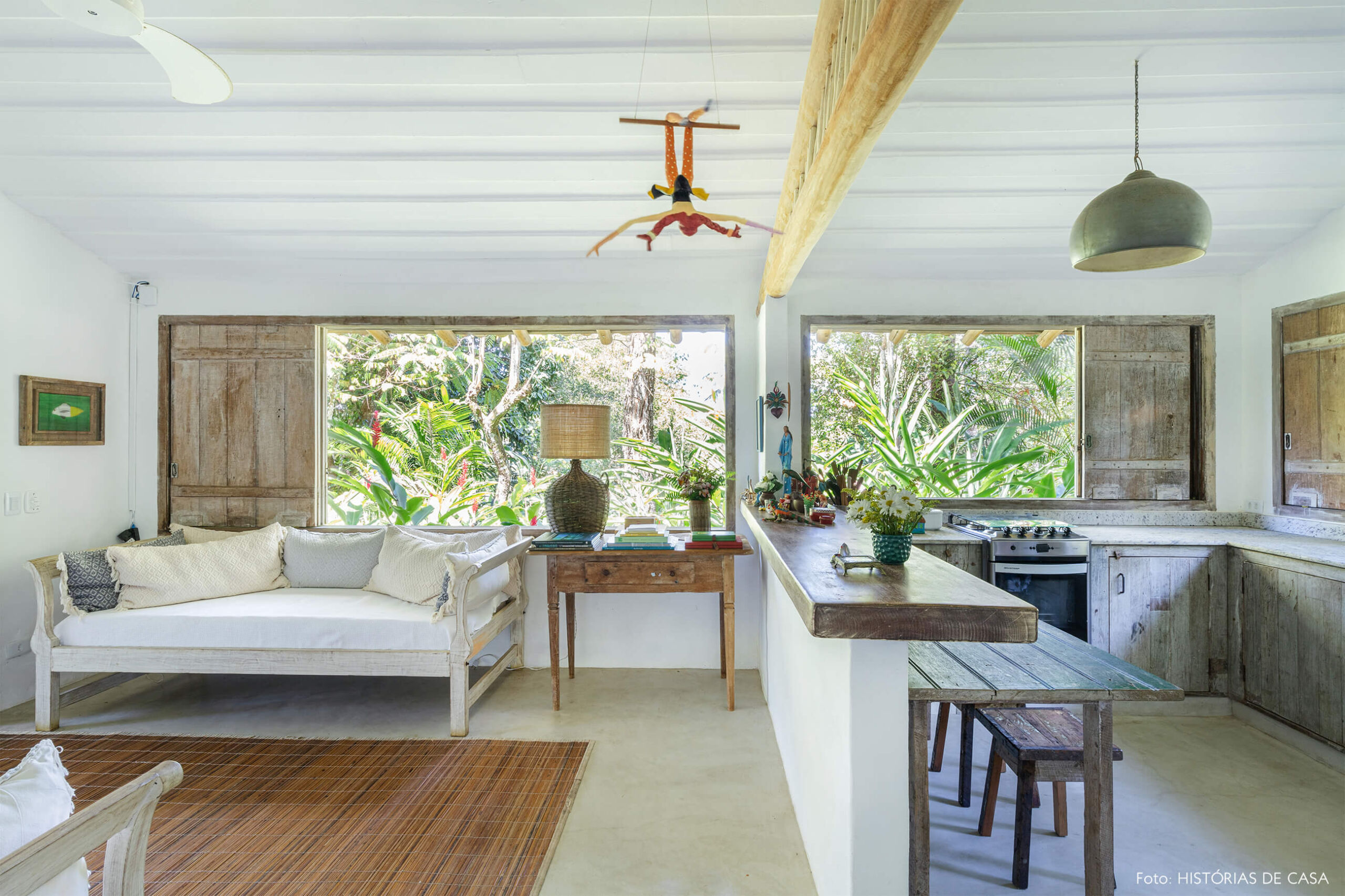 sala-e-cozinha-com-bancada-de-madeira