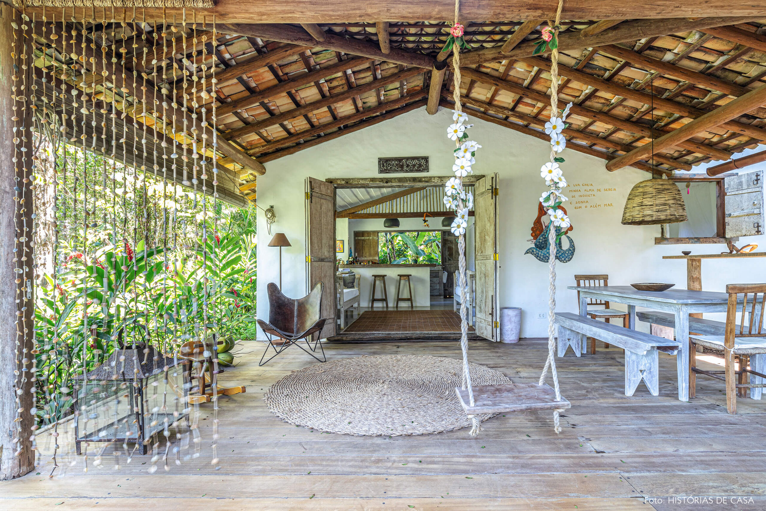 entrada-casa-rustica-com-balanço-e-moveis-de-madeira
