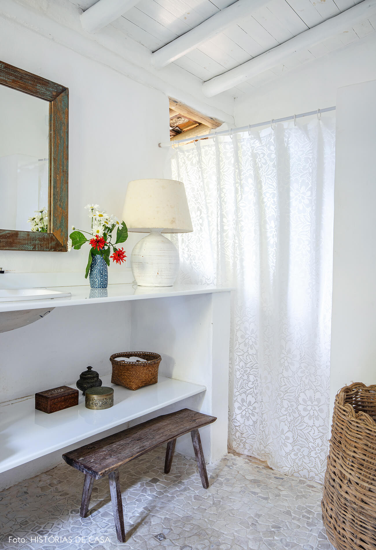 banheiro-branco-com-cesto-e-banco-de-madeira