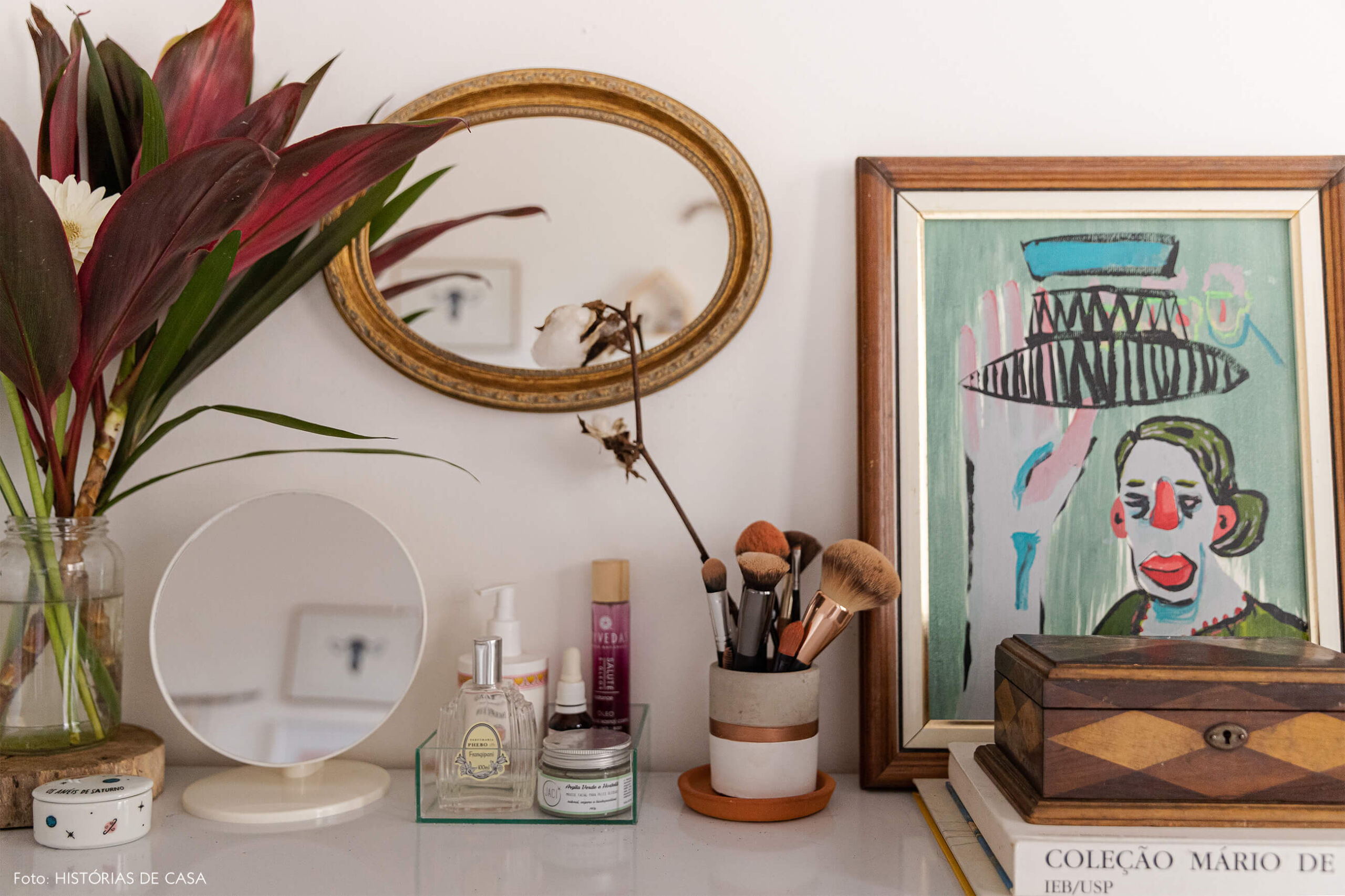 decoração-detalhes-da-estante-branca-e-espelho-dourado