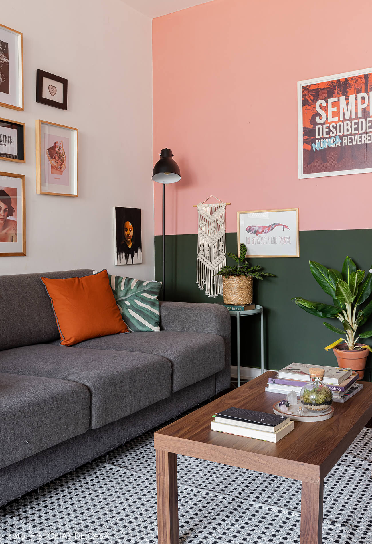 decoração-sala-com-parede-rosa-e-verde-com-quadros-e-plantas