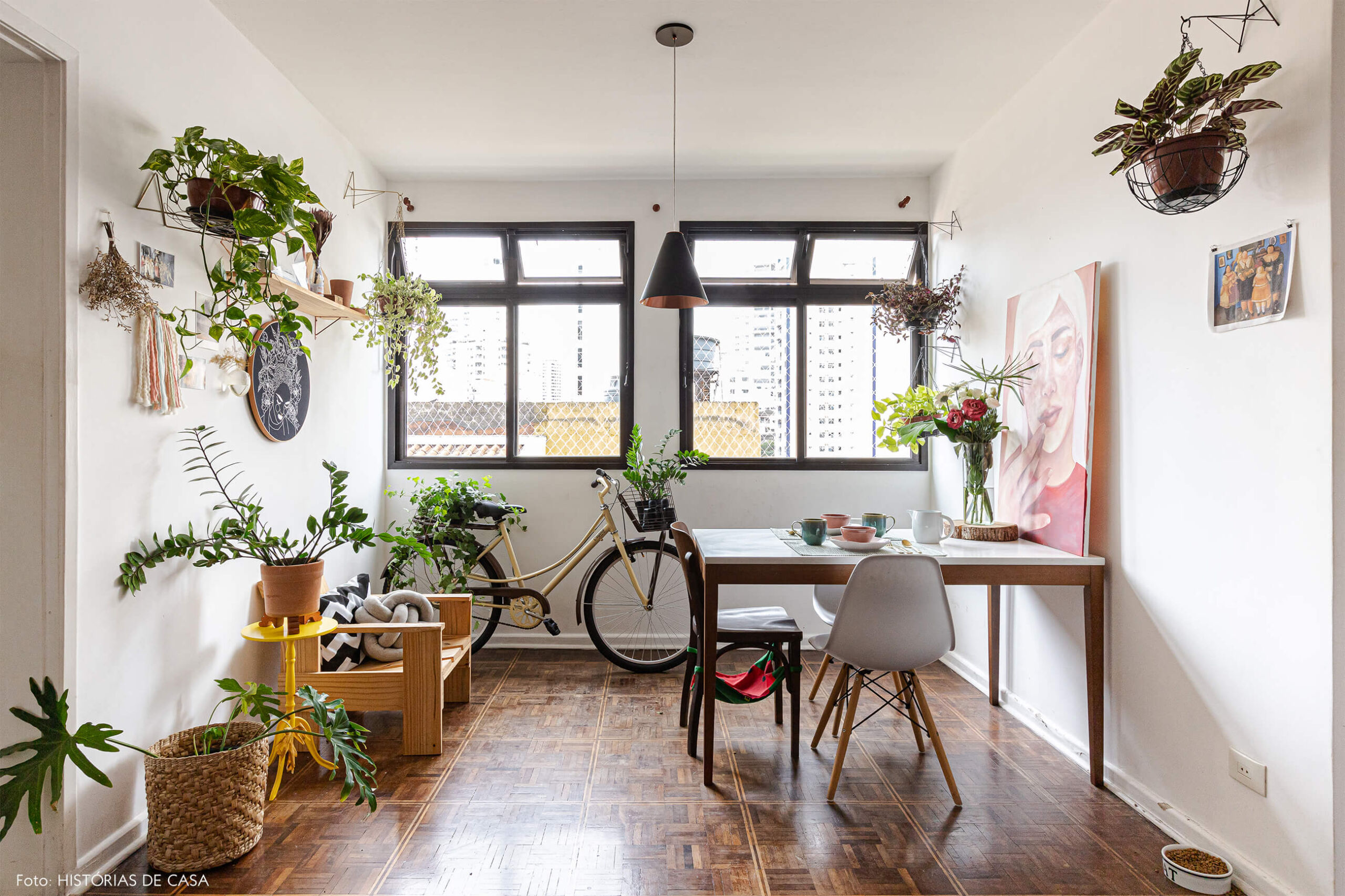 decoração-sala-com-cadeira-eames-e-mesa-e-cadeiras-de-madeira