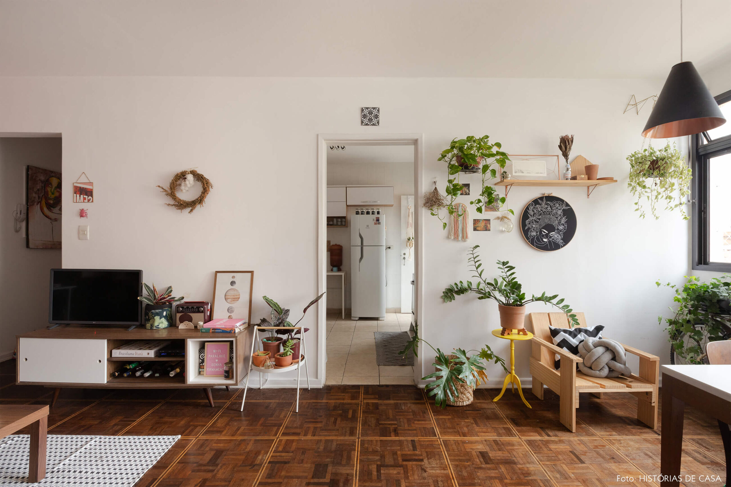 decoração-com-piso-e-cadeiras-de-madeira