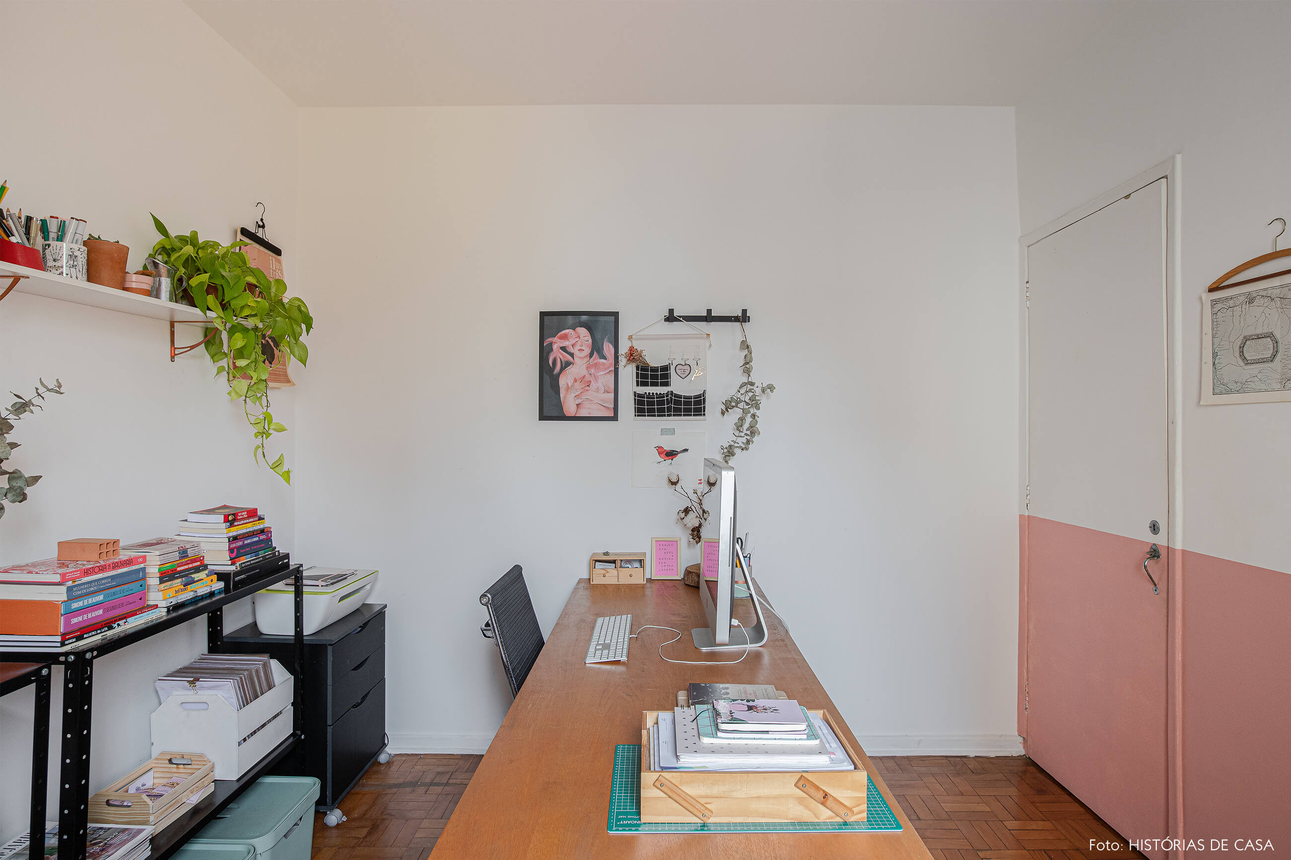 home-office-decoração-com-meia-parede-rosa-e-mesa-de-madeira