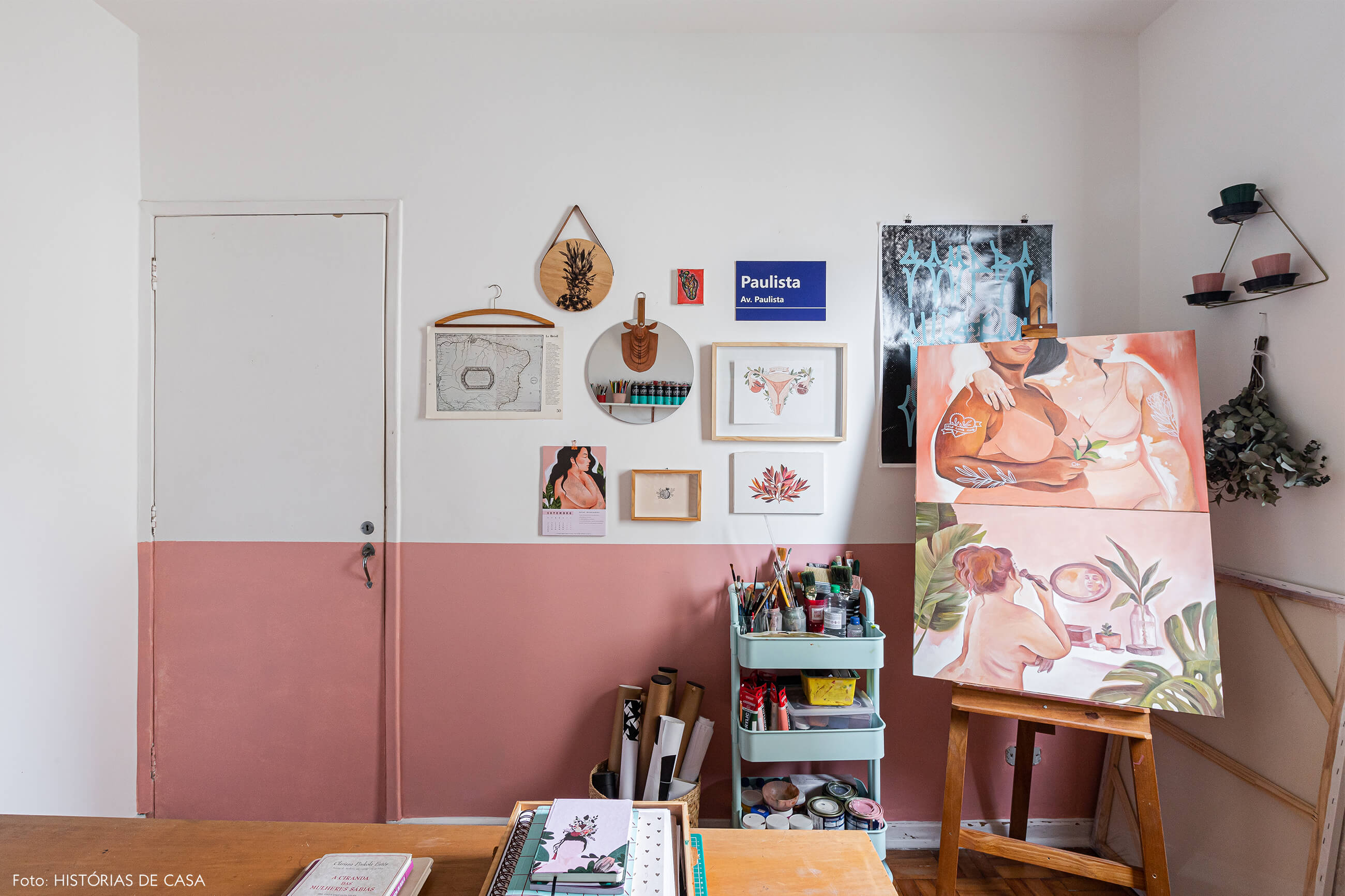 home-office-meia-parede-rosa-decoração-com-quadros-e-ilustrações