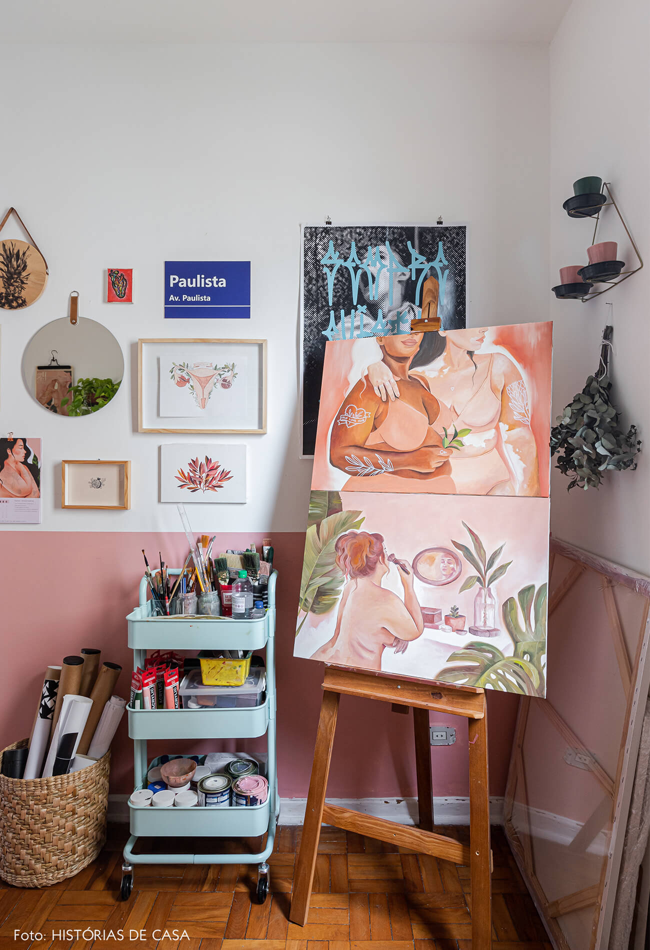 home-office-decoração-meia-parede-rosa-e-pinturas