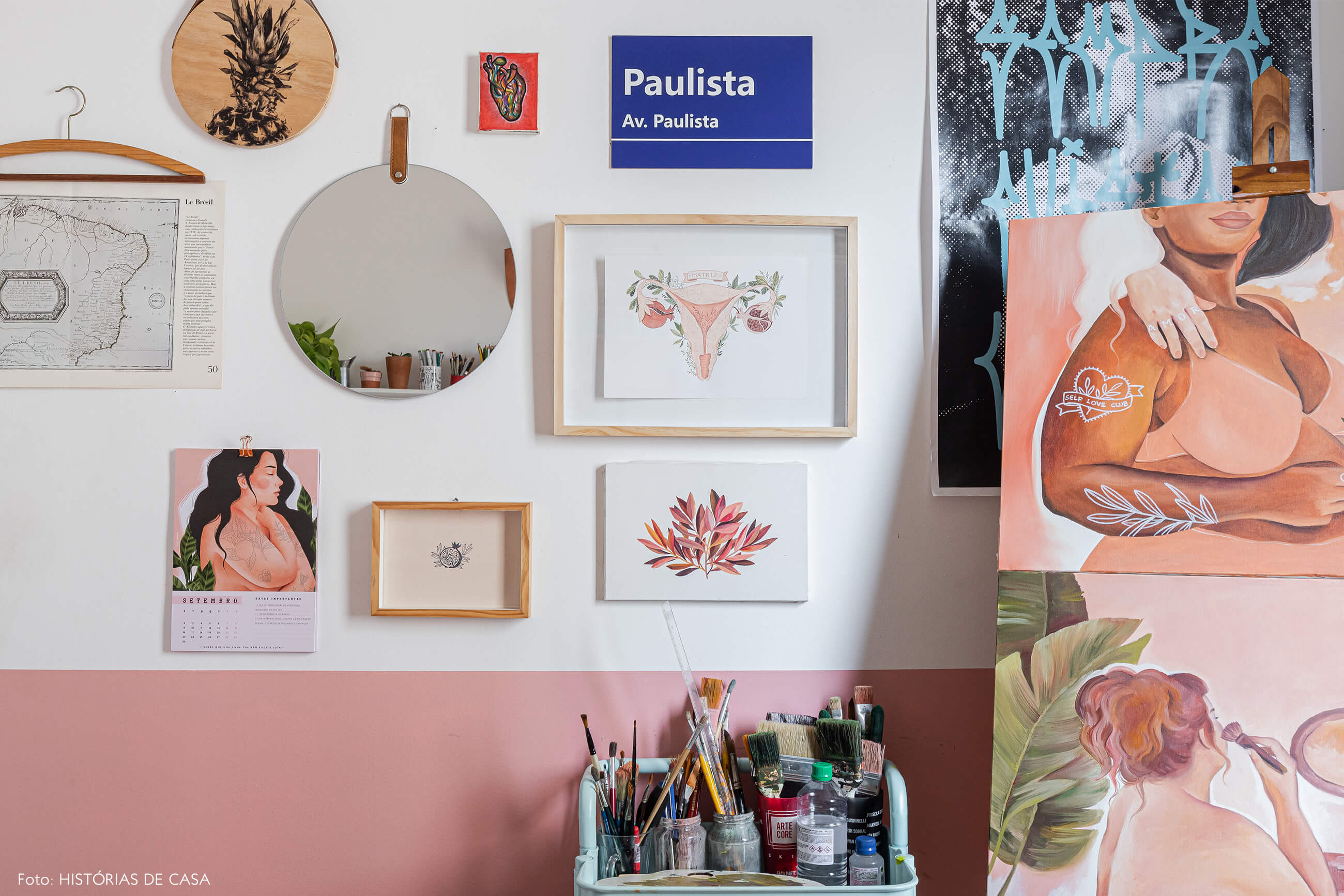decoração-home-office-meia-parede-rosa-com-quadros-ilustrações