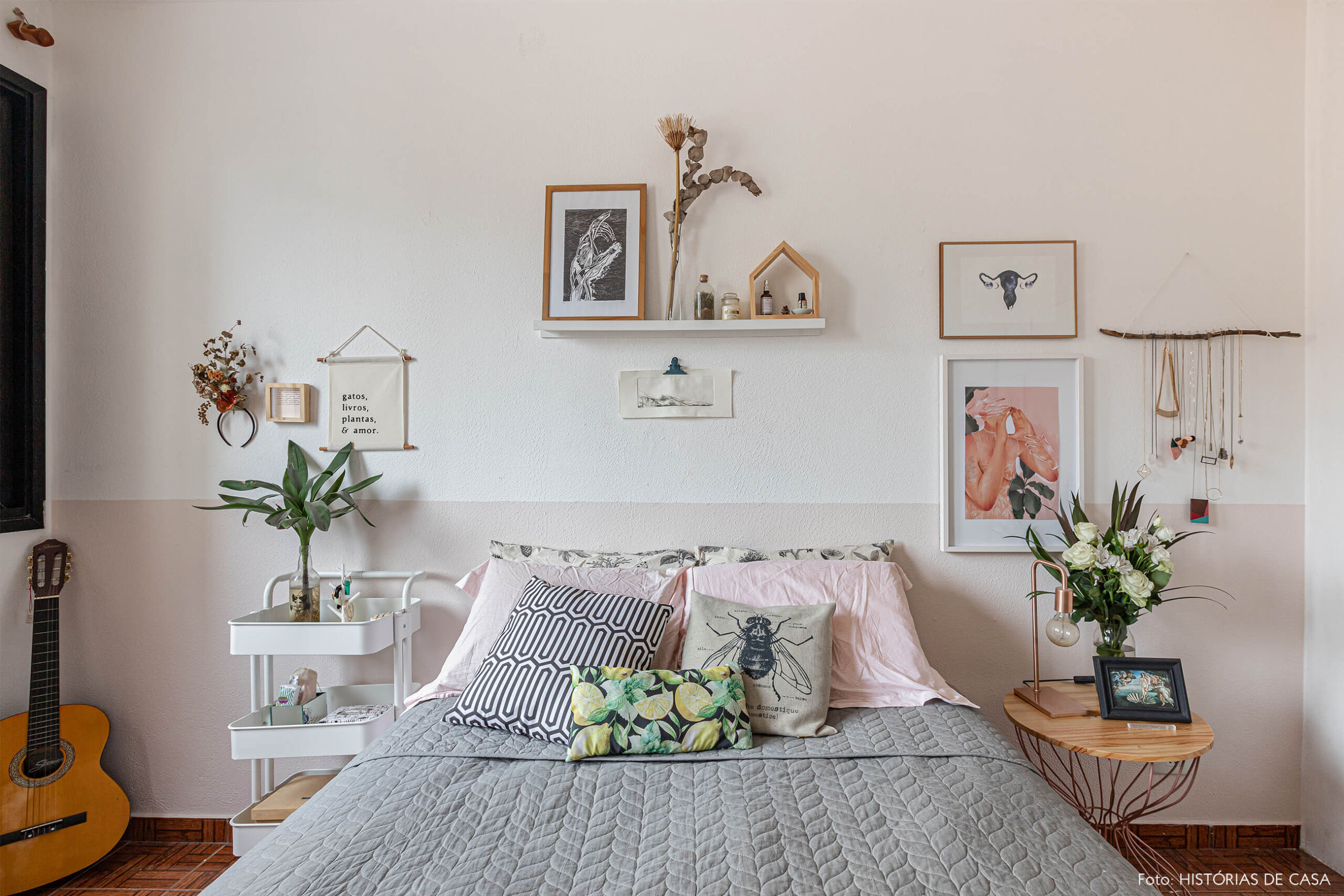 decoração-quarto-com-meia-parede-pintada-e-quadros