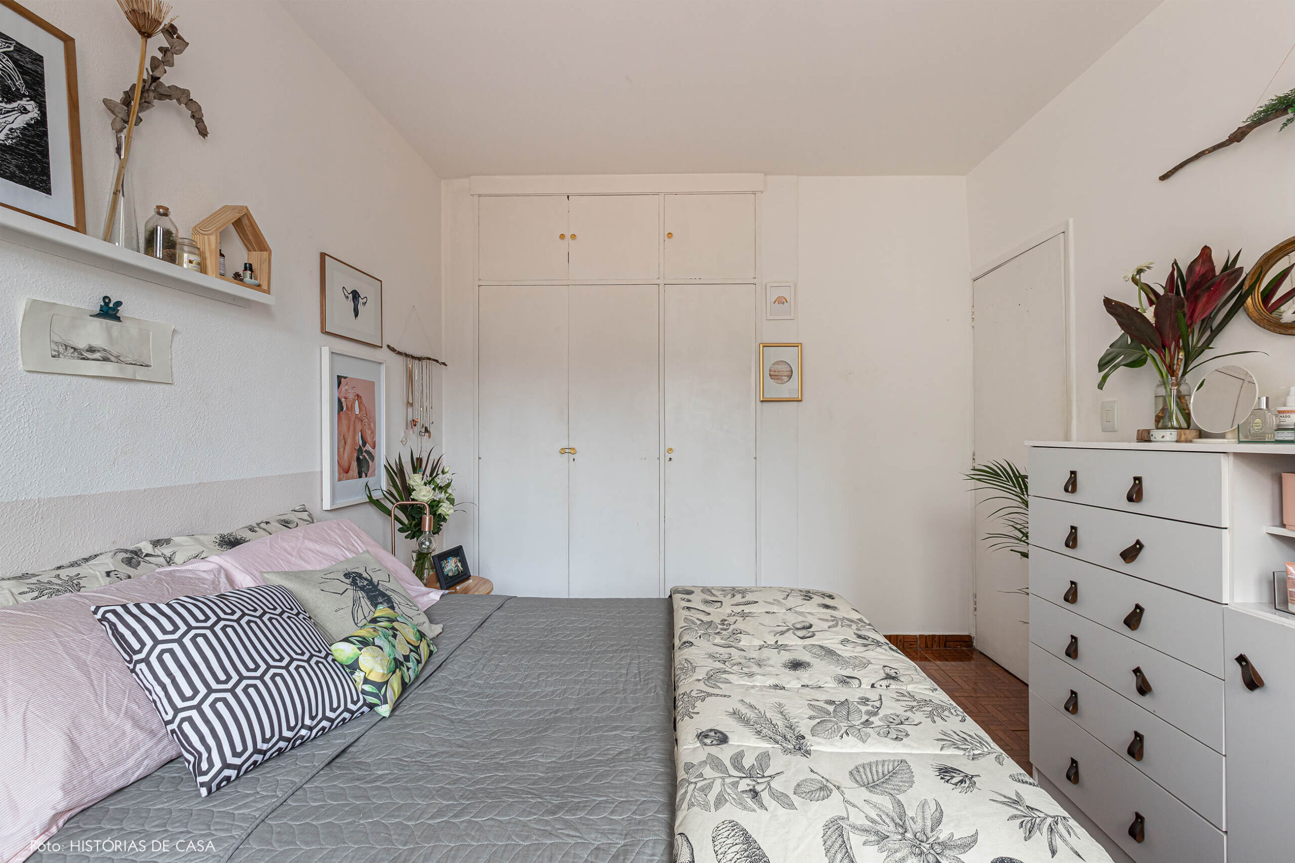 decoração-qaurto-branco-e-almofadas-estampadas