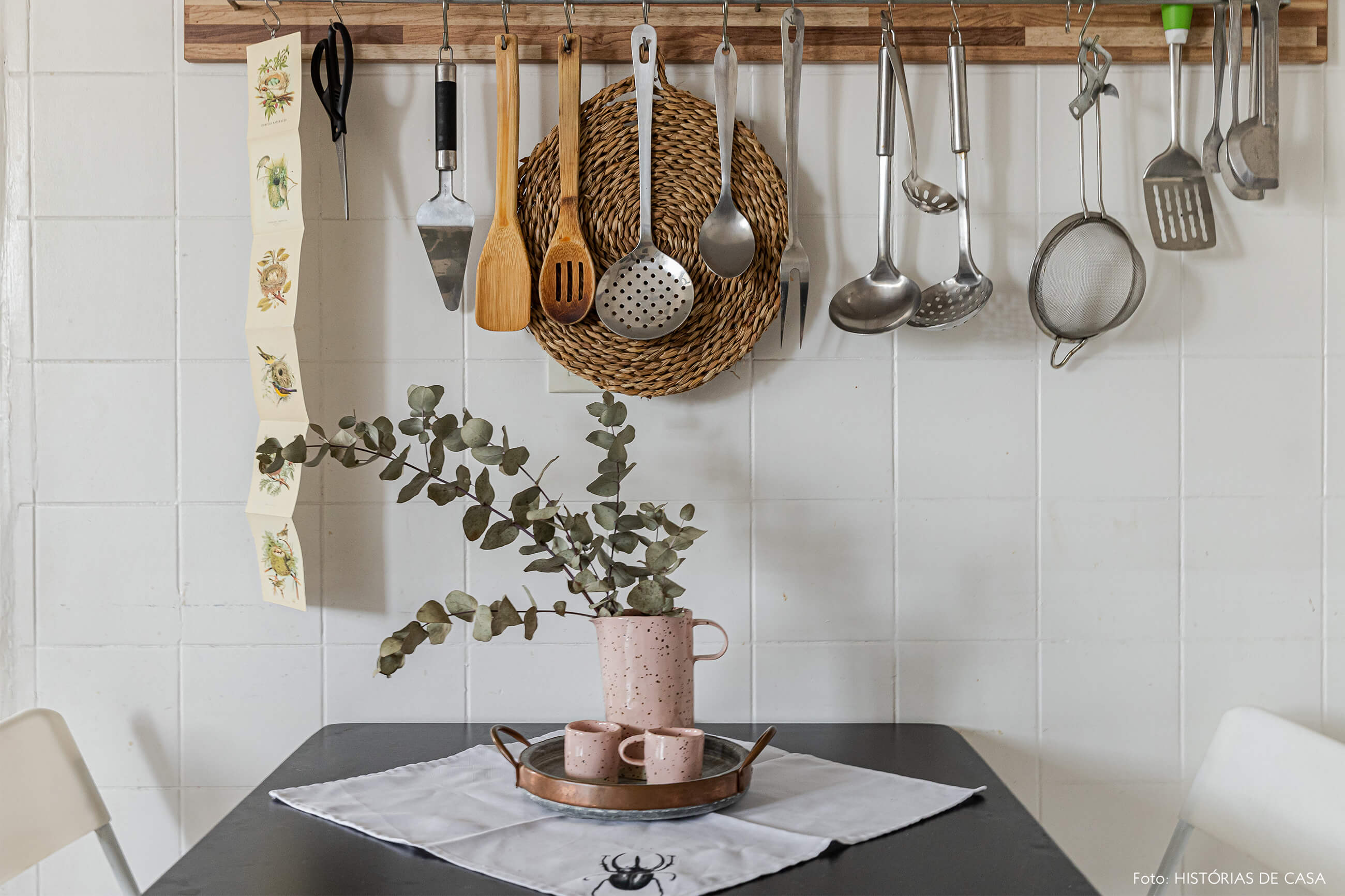 decoração-cozinha-com-ceramica-rosa-e-planta