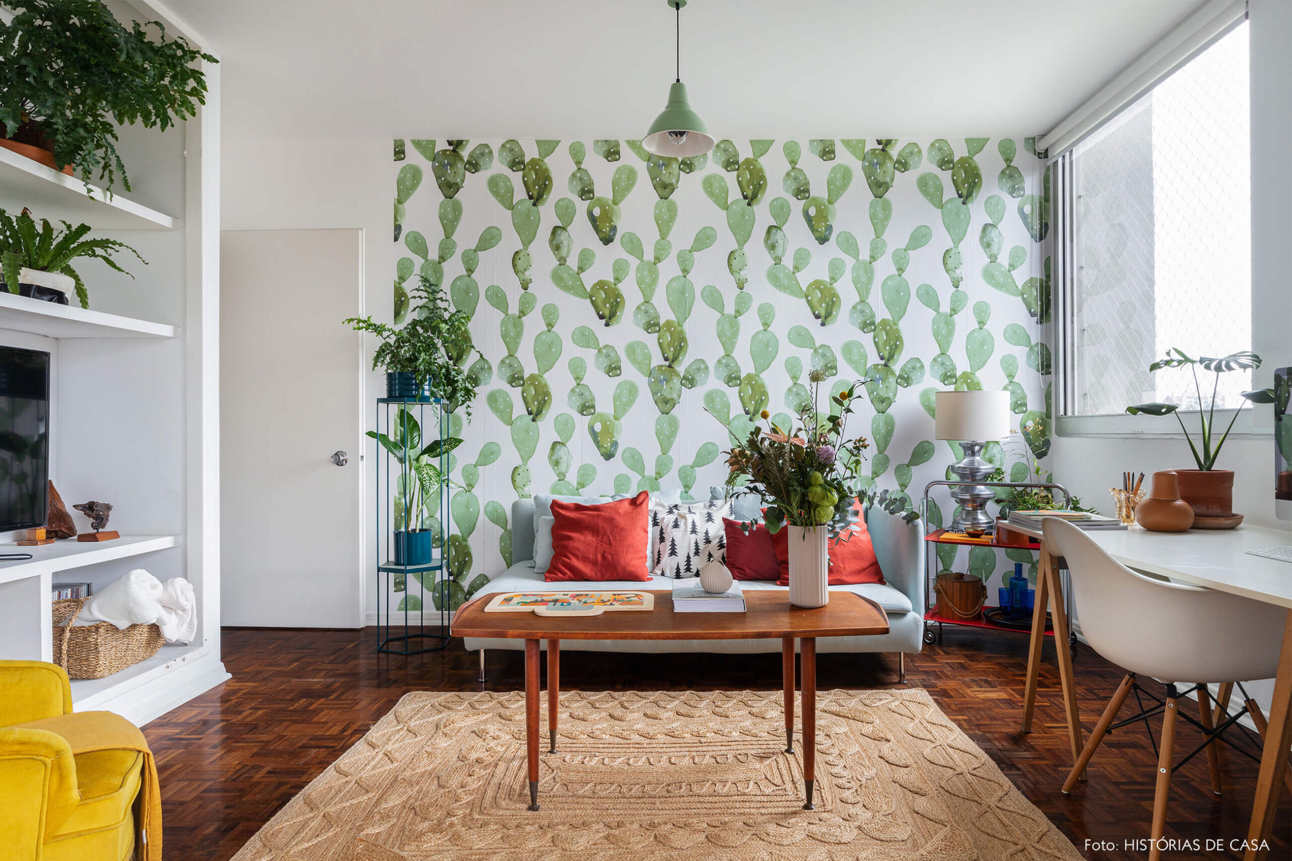 vanessa-decoração-ap-1-sala-tv-com-papel-de-parede-de-plantas-e-cadeira-eames