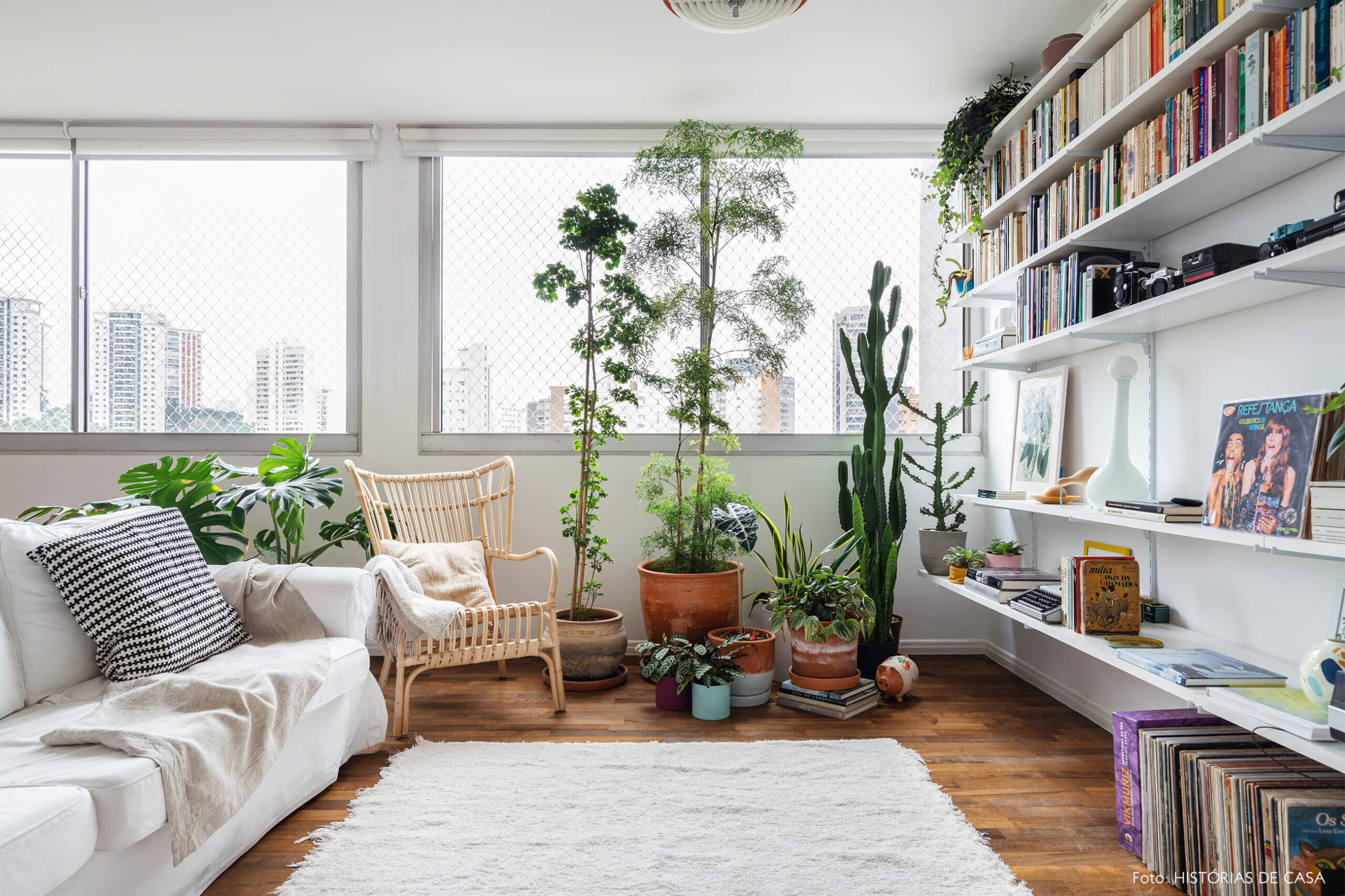 vanessa-decoração-ap-14-sala-com-tapepte-e-sofa-branco-e-plantas