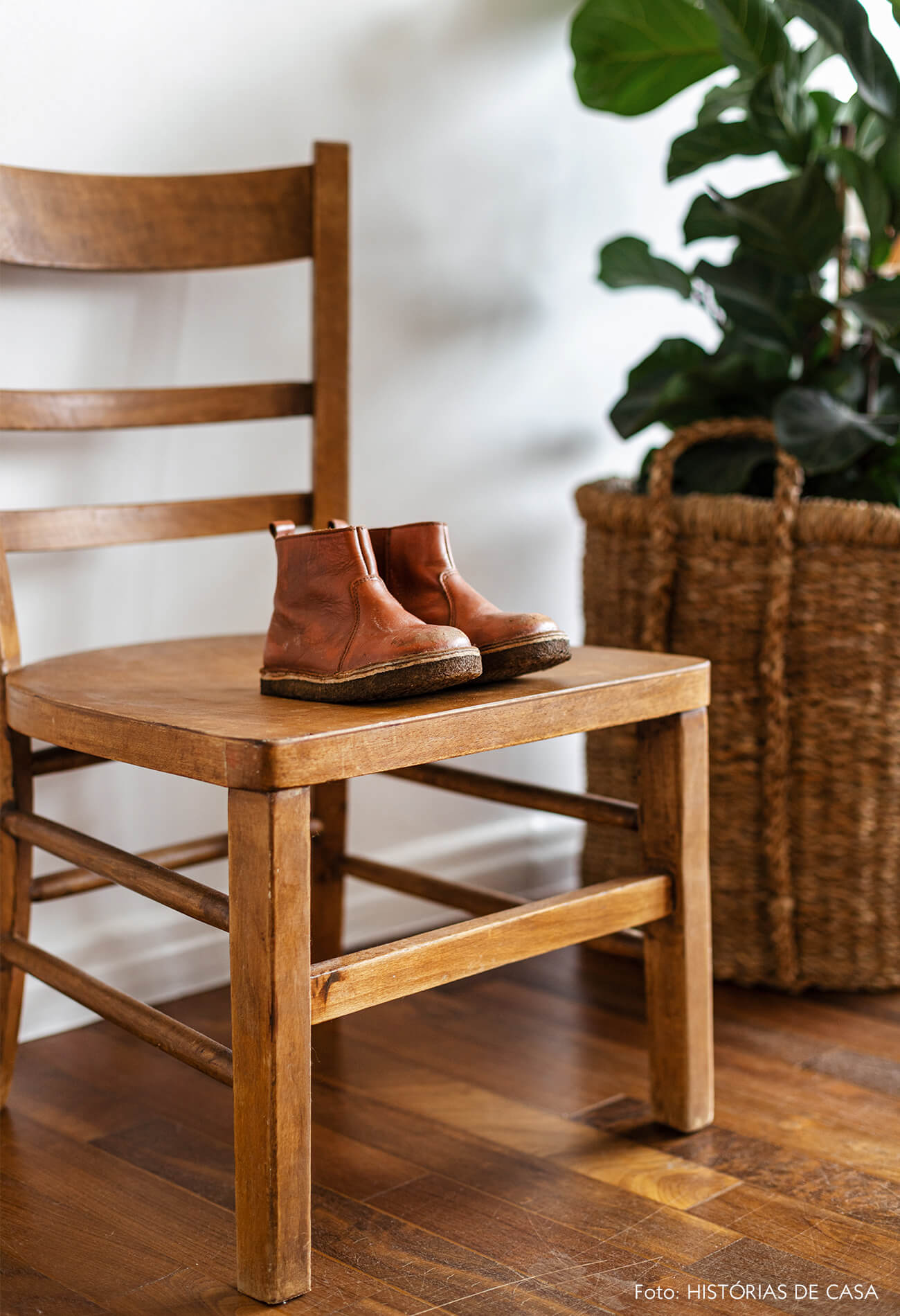 vanessa-decoração-ap-17-detalhe-sapato-em-cadeira-de-madeira