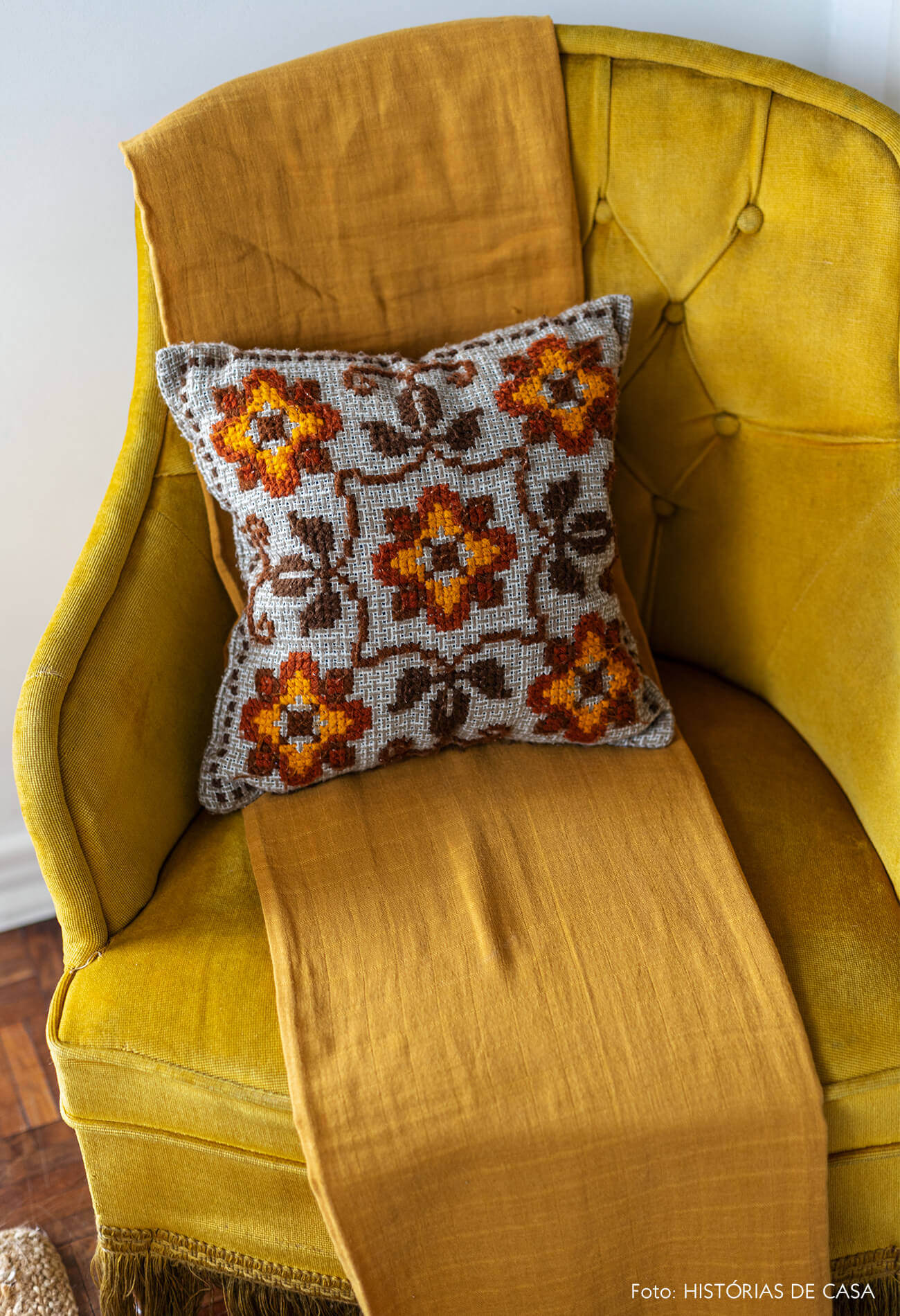 vanessa-decoração-ap-21-poltrona-amarela-e-amofad