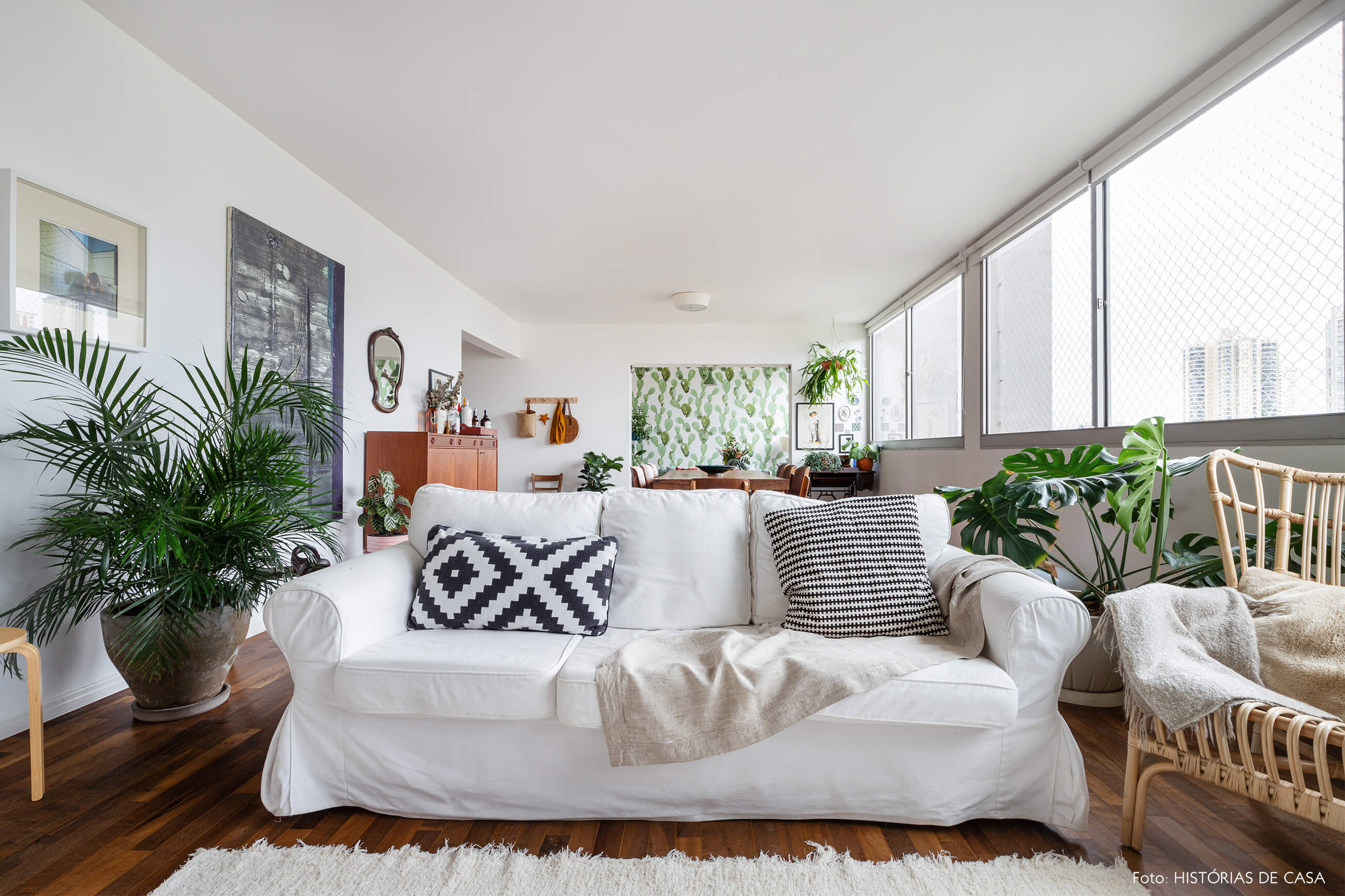 vanessa-decoração-ap-23-sala-com-sofa-branco-plantas-e-piso-de-madeira