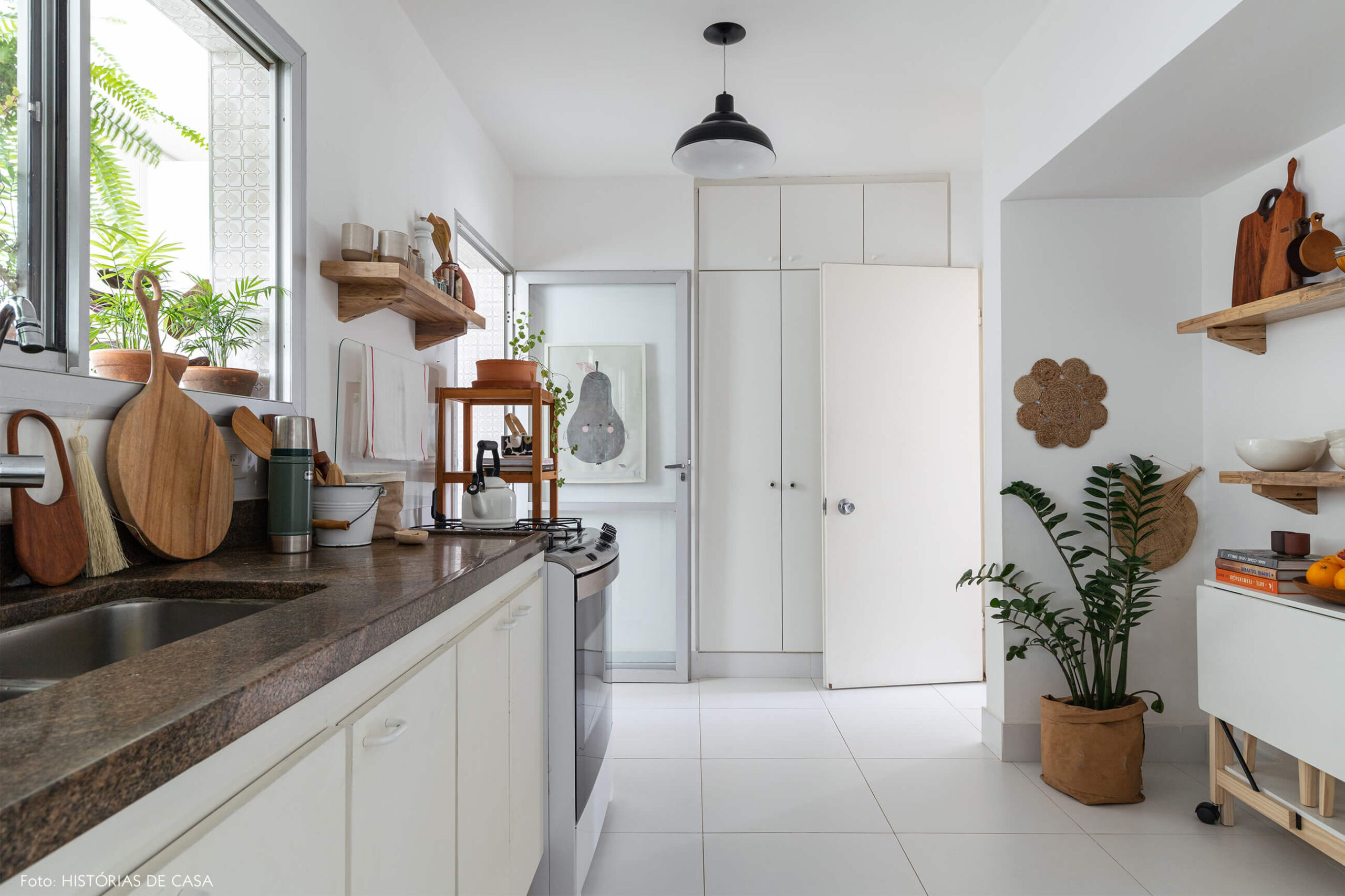 vanessa-decoração-ap-30-cozinha-branca-com-itens-de-madeira