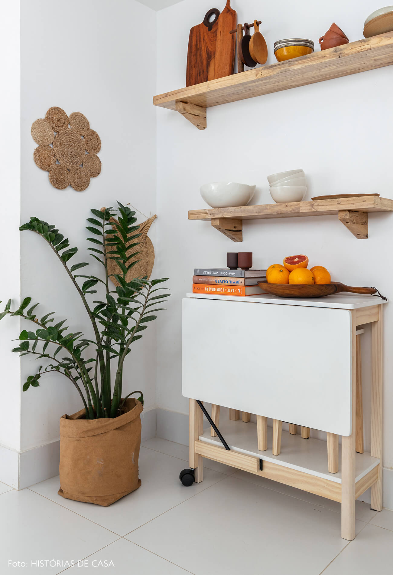 vanessa-decoração-ap-31-cozinha-com-estantes-de-madeira-e-itens-de-palha